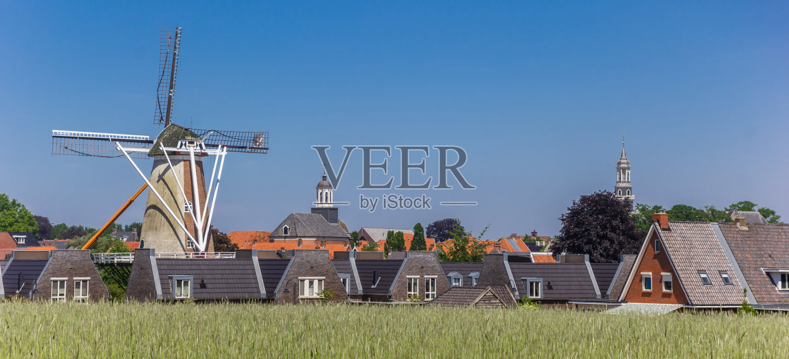 奥特马苏姆历史悠久的风车和教堂塔楼全景图照片摄影图片