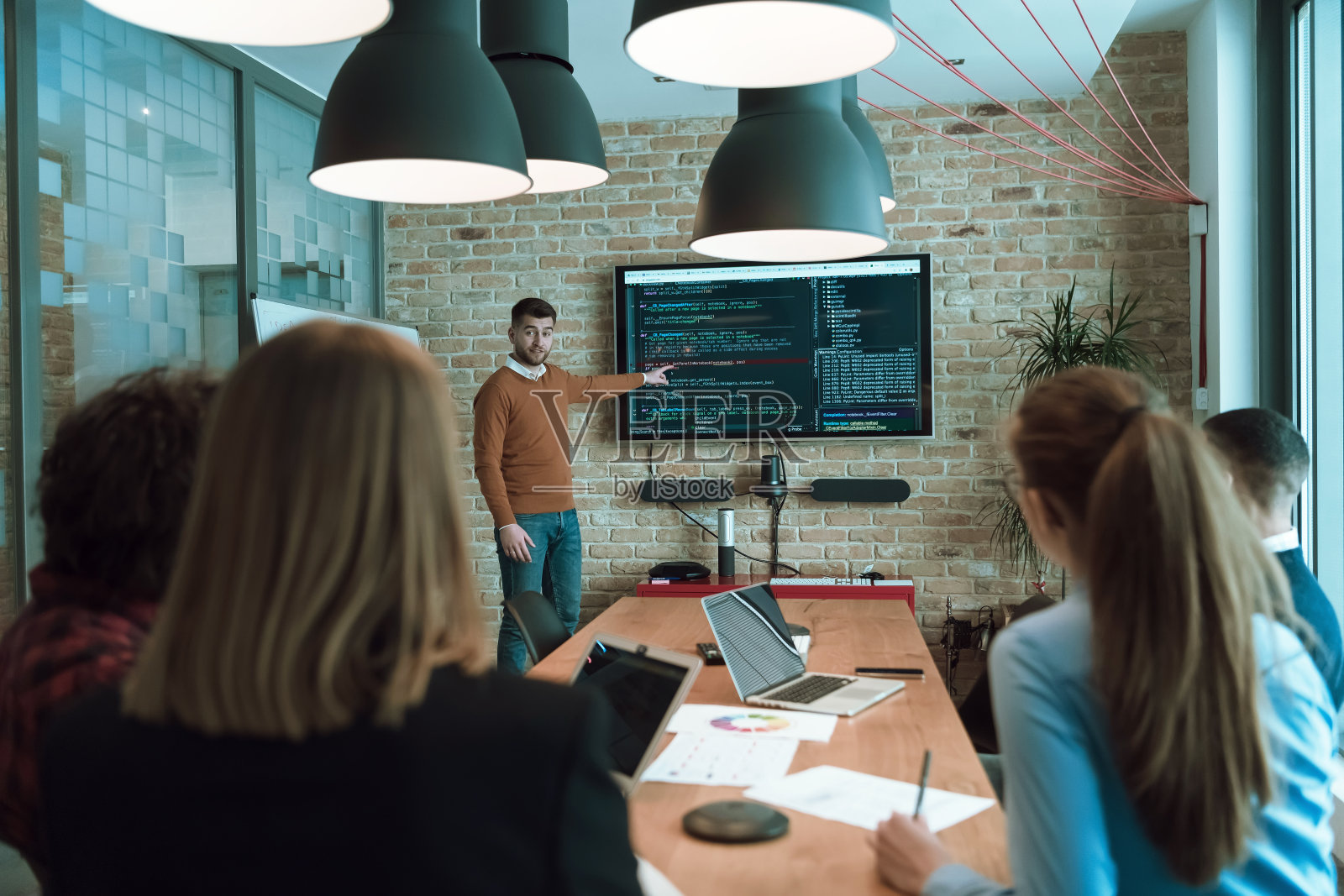 领导在办公室会议上做商业演示，商人教练门托在董事会会议室讲解图表。有选择性的重点照片摄影图片