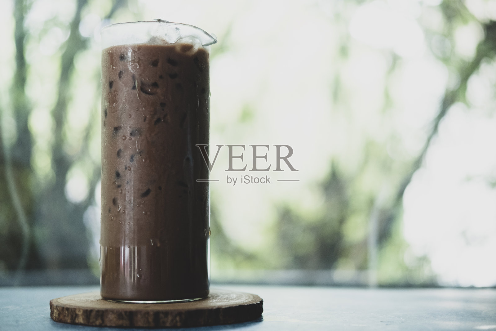 早上用高脚杯喝冰咖啡摩卡。照片摄影图片