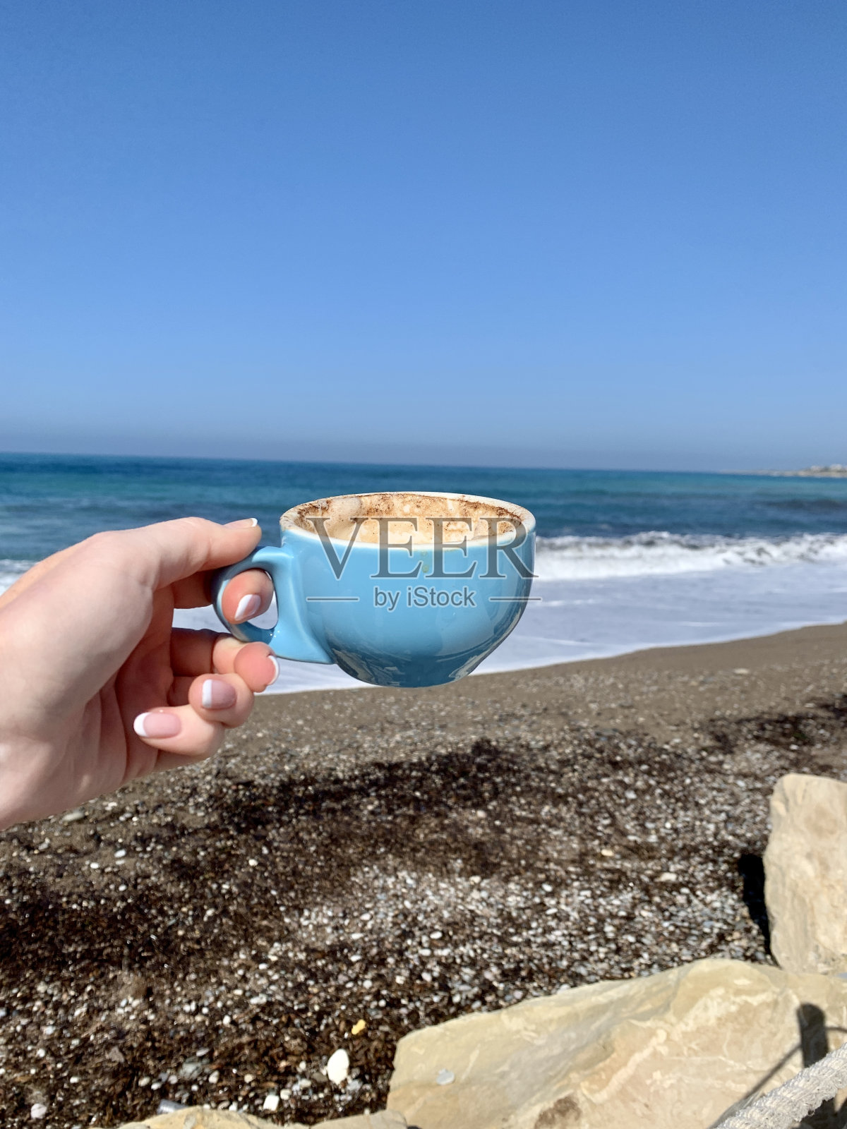 在海滩上喝一杯蓝色的咖啡照片摄影图片