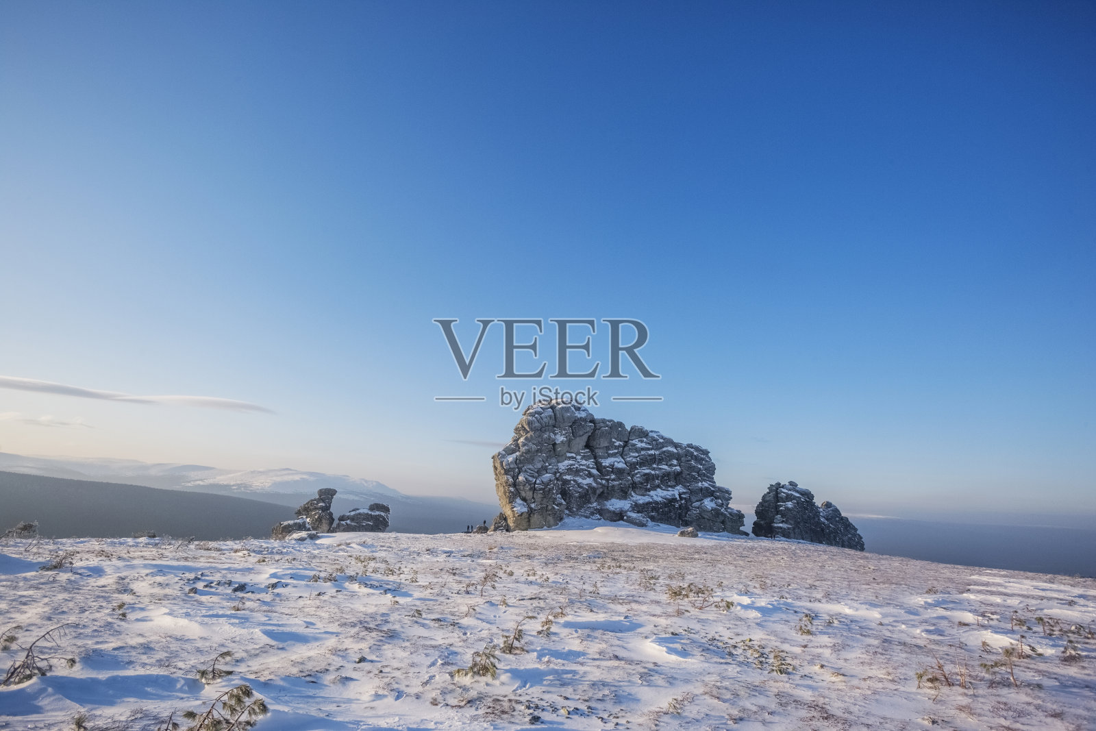 俄罗斯科米共和国曼普普纳高原上的风化柱照片摄影图片