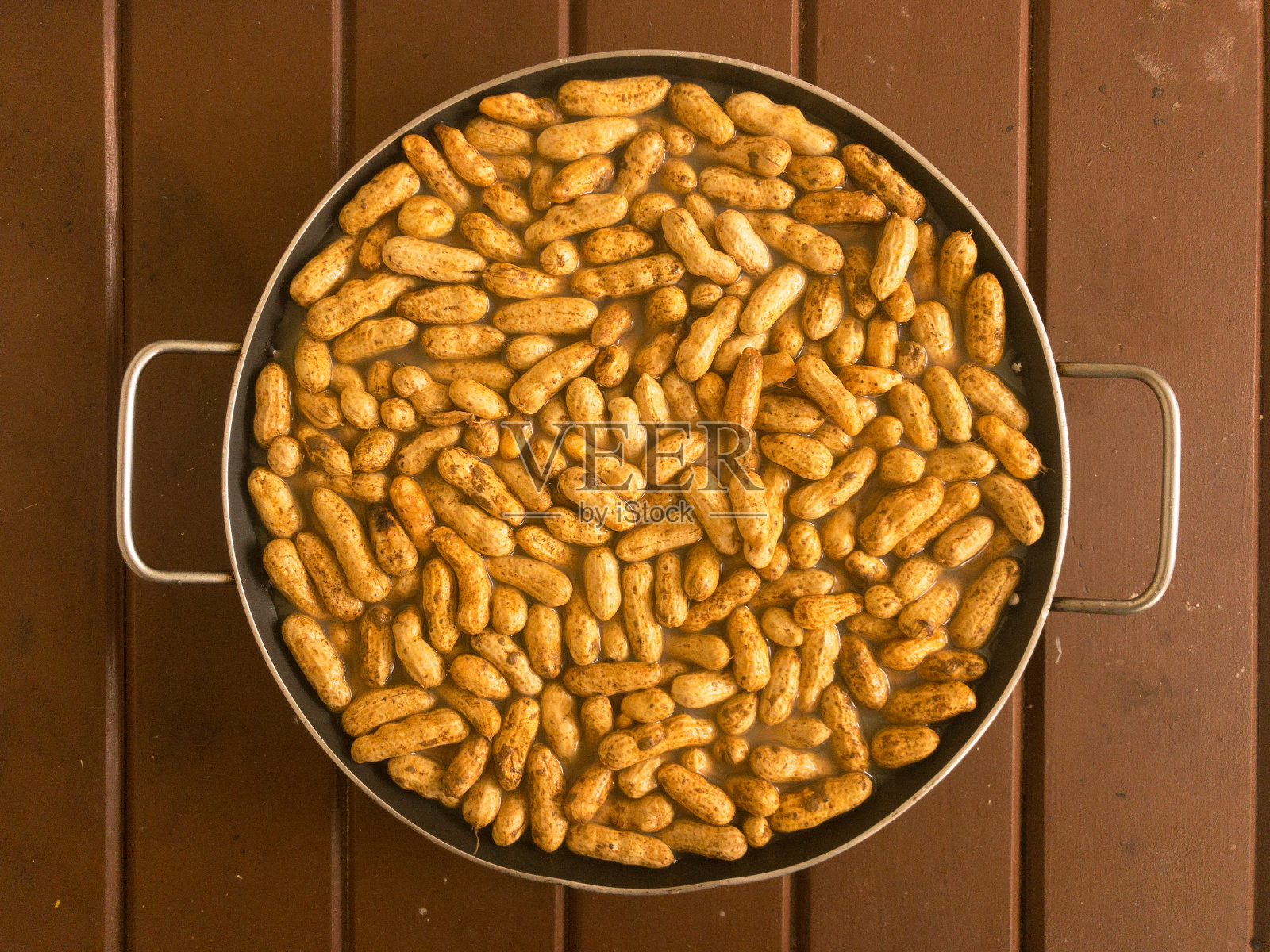 六月派对桌六月的典型巴西食物。用葡萄牙语写(Amendoim cozido)。煮花生。典型的食物来自Festa Junina或São João。花生的背景。花生在锅里。花生俯视图照片摄影图片