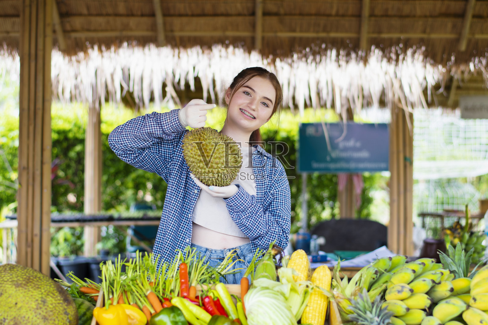 十几岁的女孩拿着榴莲微笑照片摄影图片