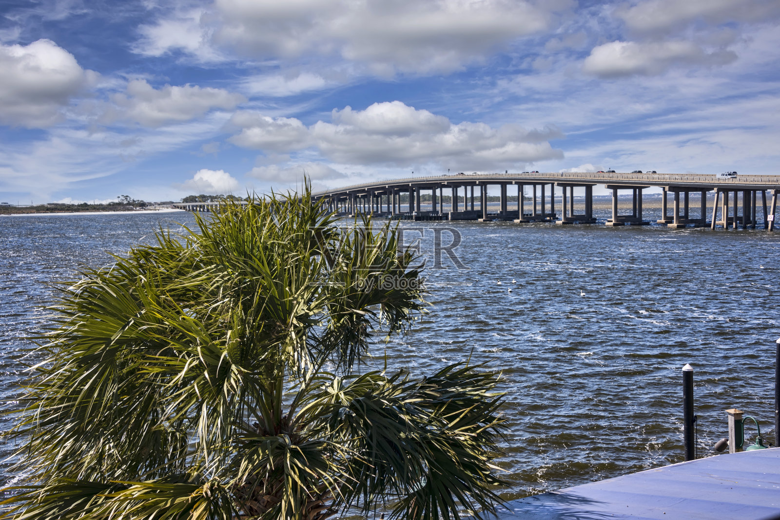位于佛罗里达州德斯汀狭长地带的水上大桥照片摄影图片