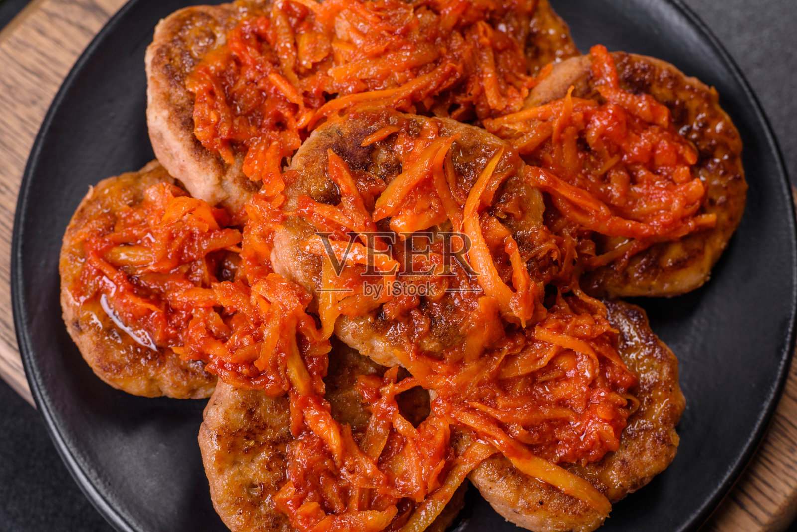 黑色盘子里是肉丸配番茄酱和香草照片摄影图片