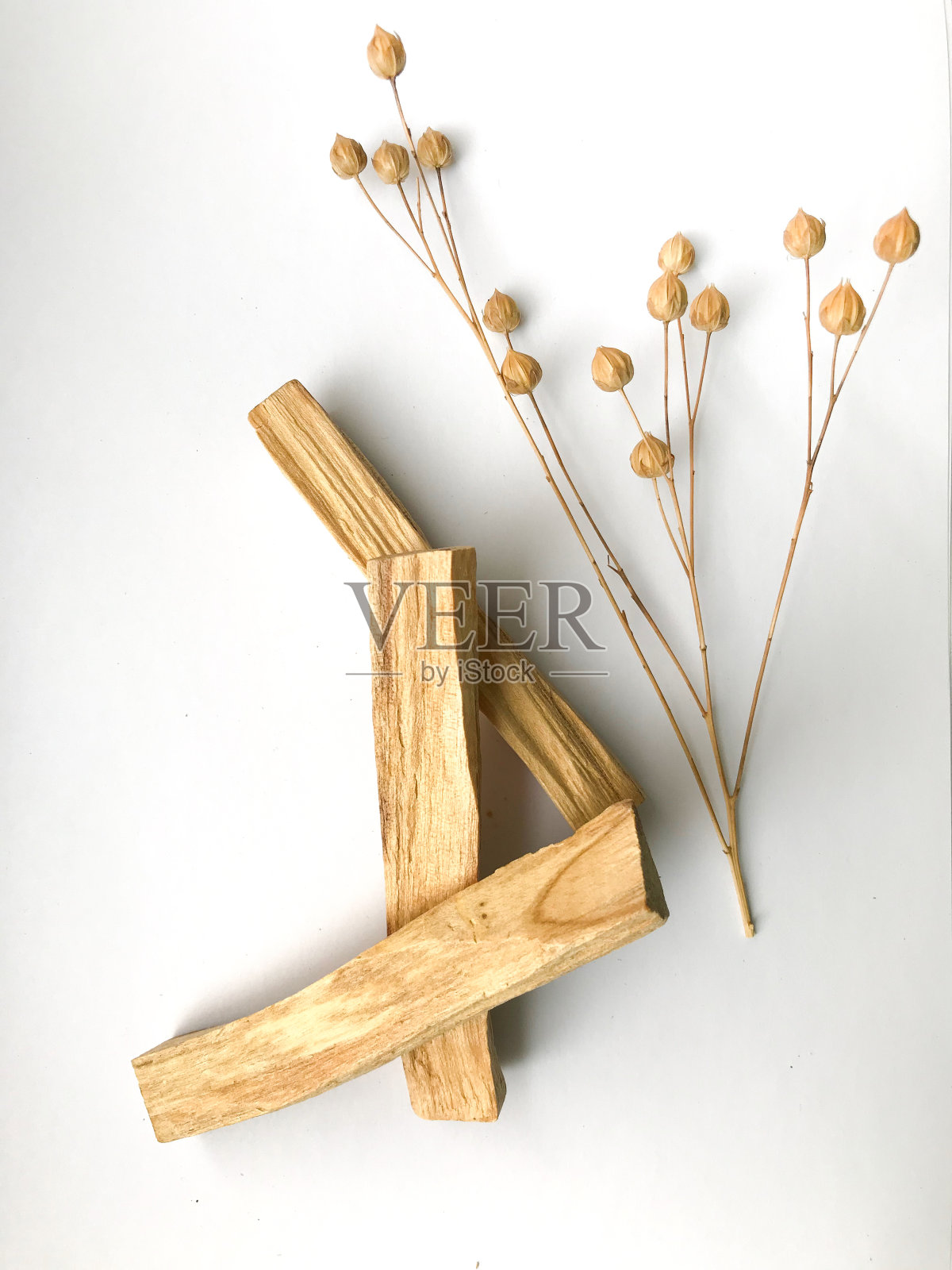 木制的帕罗桑托棒，集自然香在白色的背景与亚麻枝，放置文字照片摄影图片