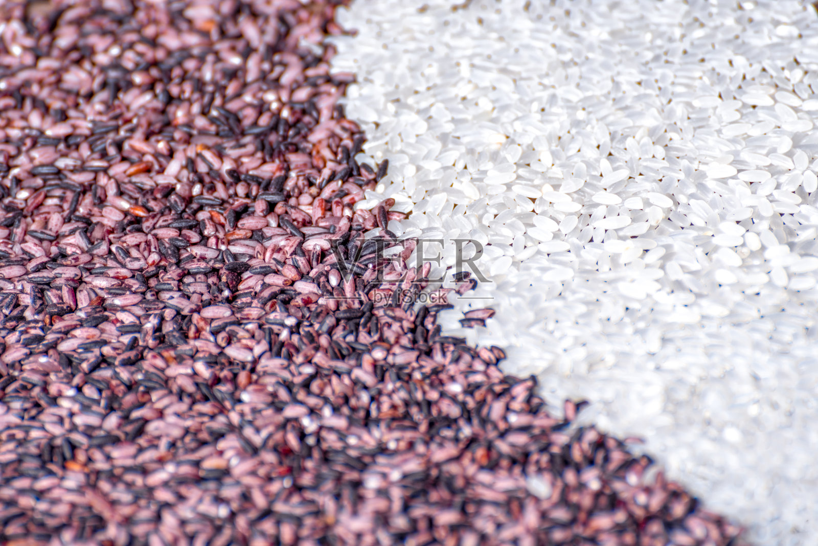 铺满的黑米与大米照片摄影图片