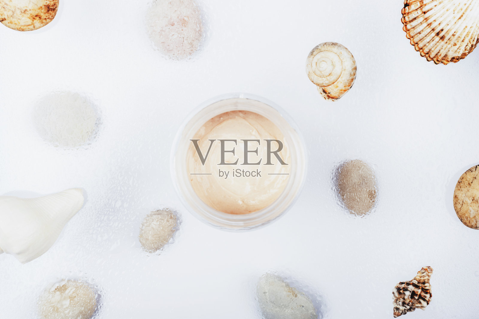 奶油或面膜罐和带有水滴的贝壳照片摄影图片