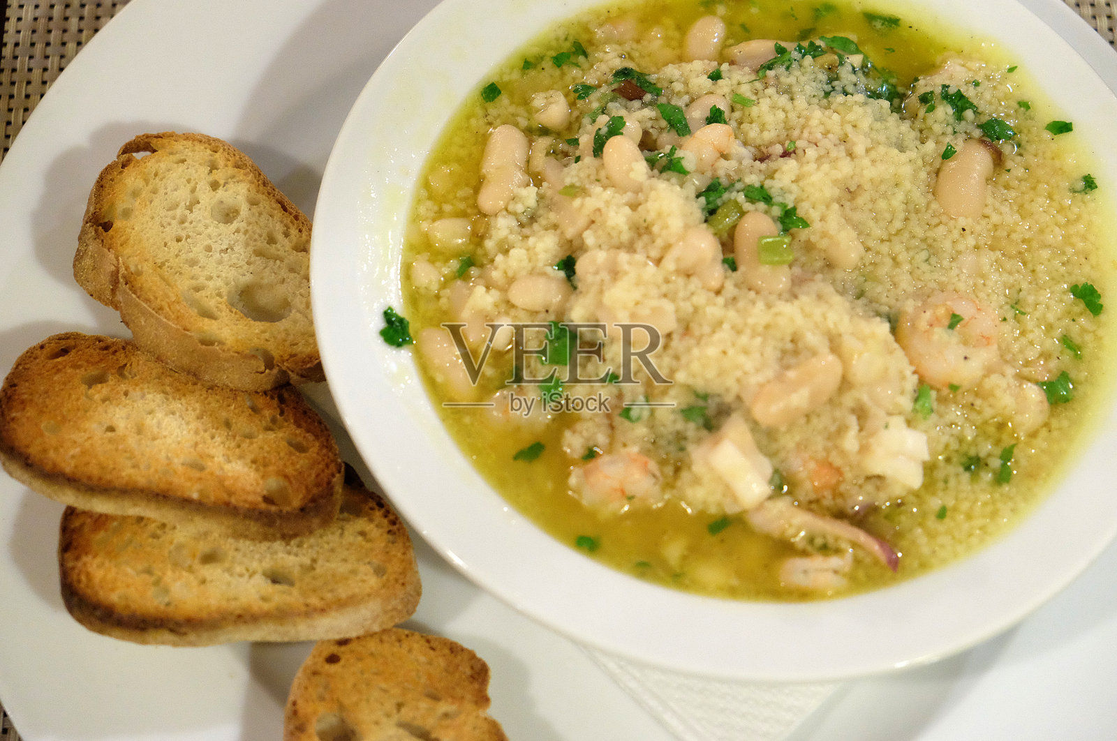 蒸粗麦粉和海鲜照片摄影图片