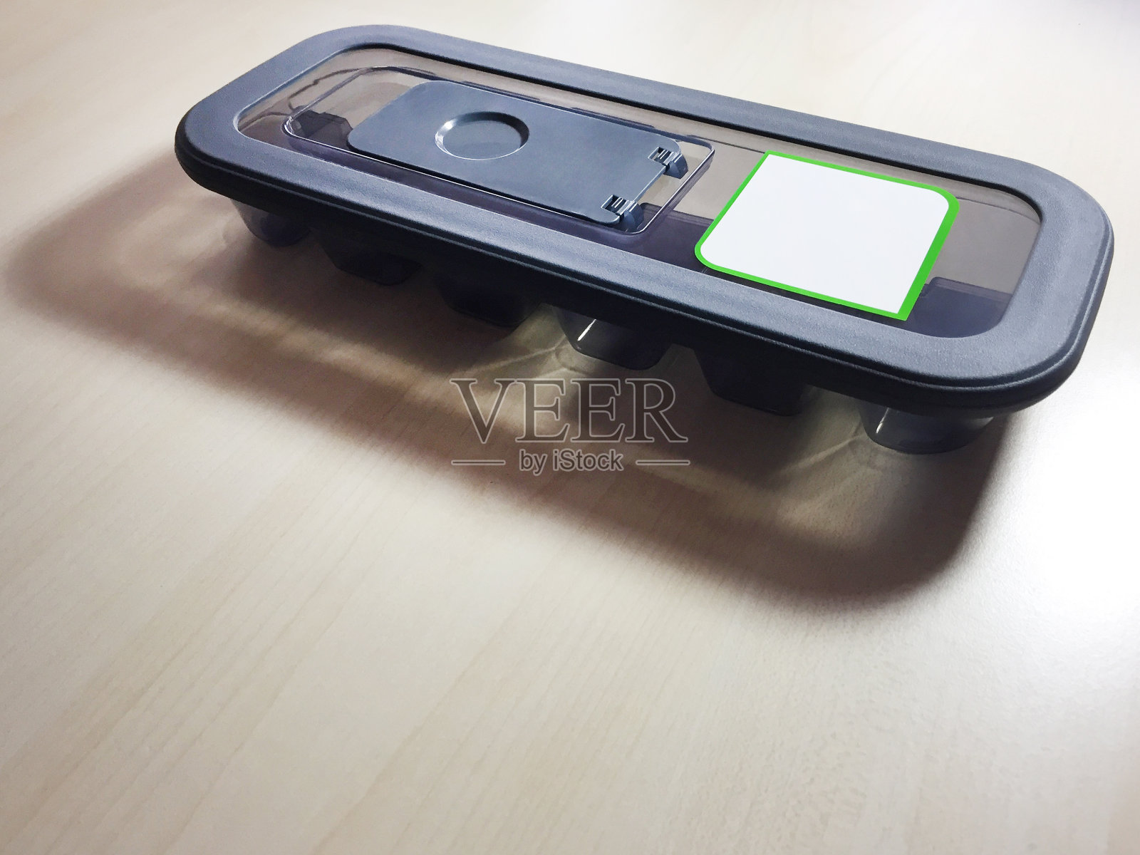 冰立方托盘，冰立方盒子，木制背景上有空白标签，有复制空间照片摄影图片