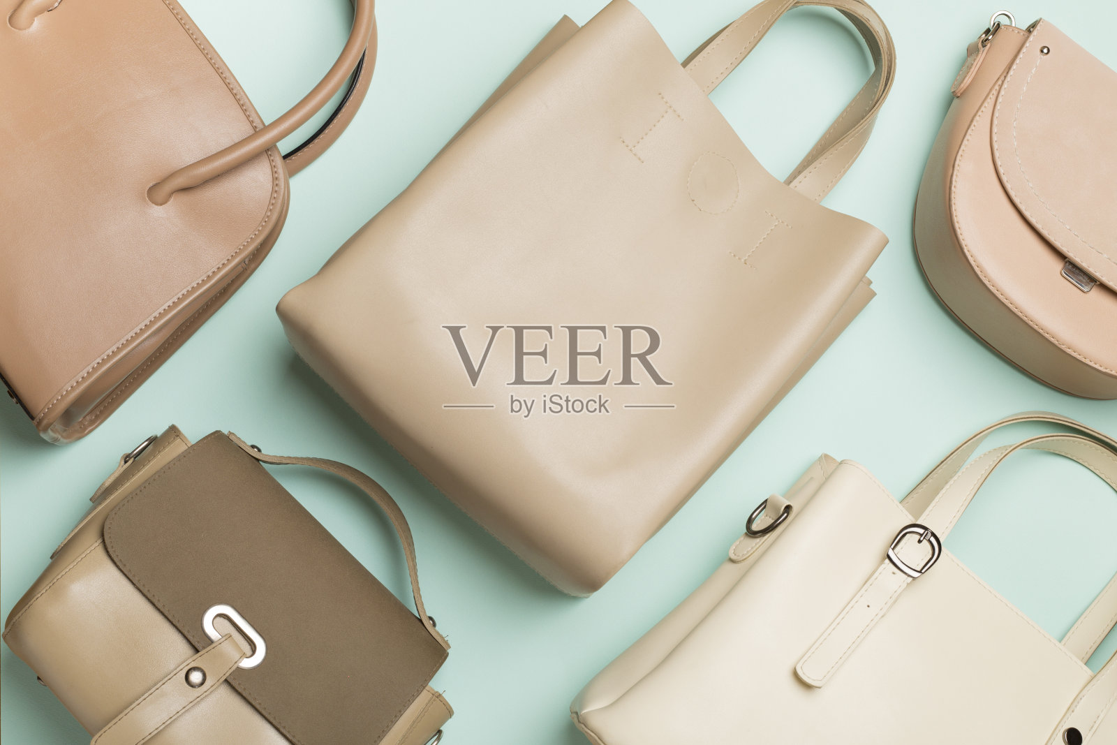 时尚女性包在木制背景。俯视图照片摄影图片