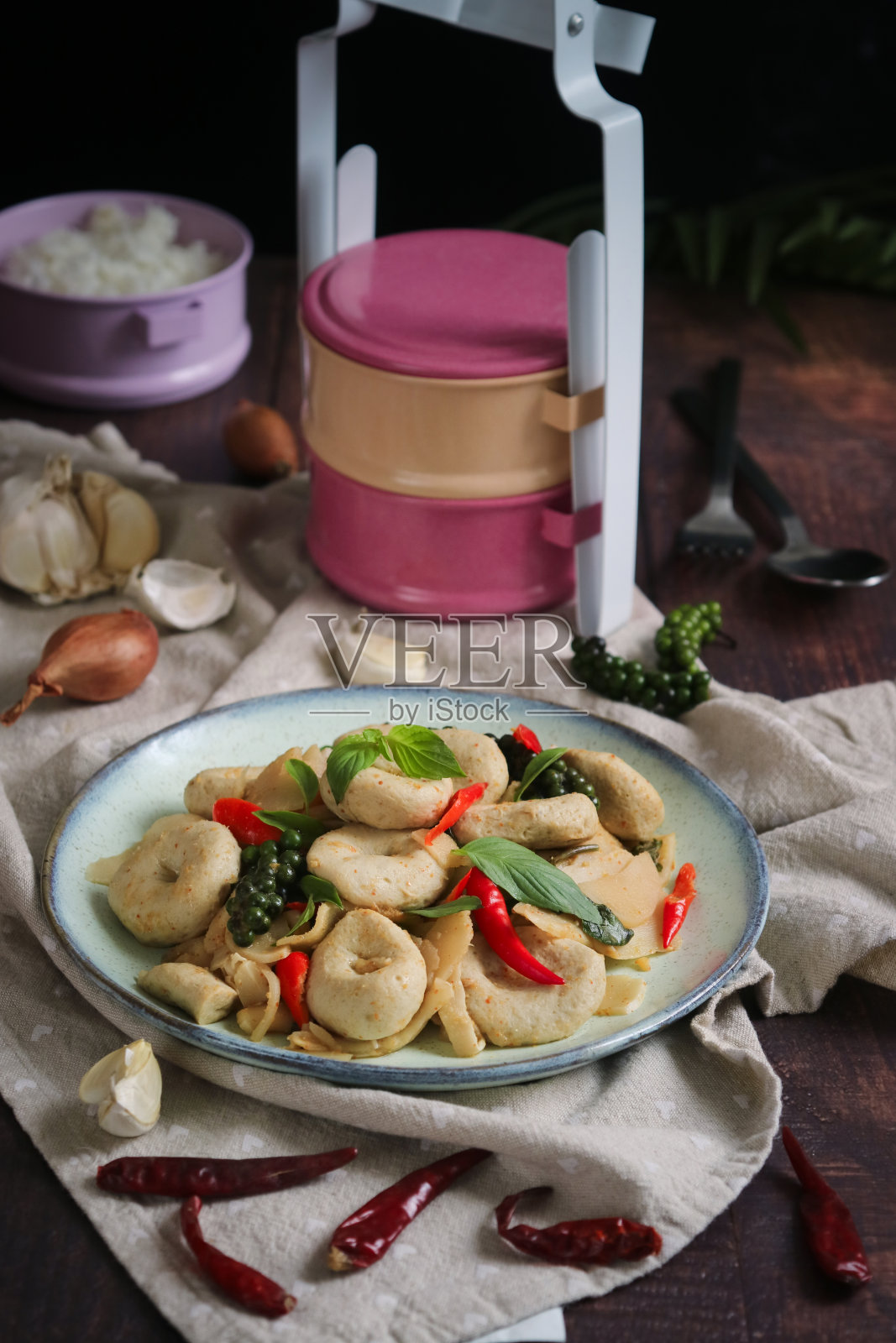 一盘传统的泰式炒鱼丸，配上红咖喱酱照片摄影图片