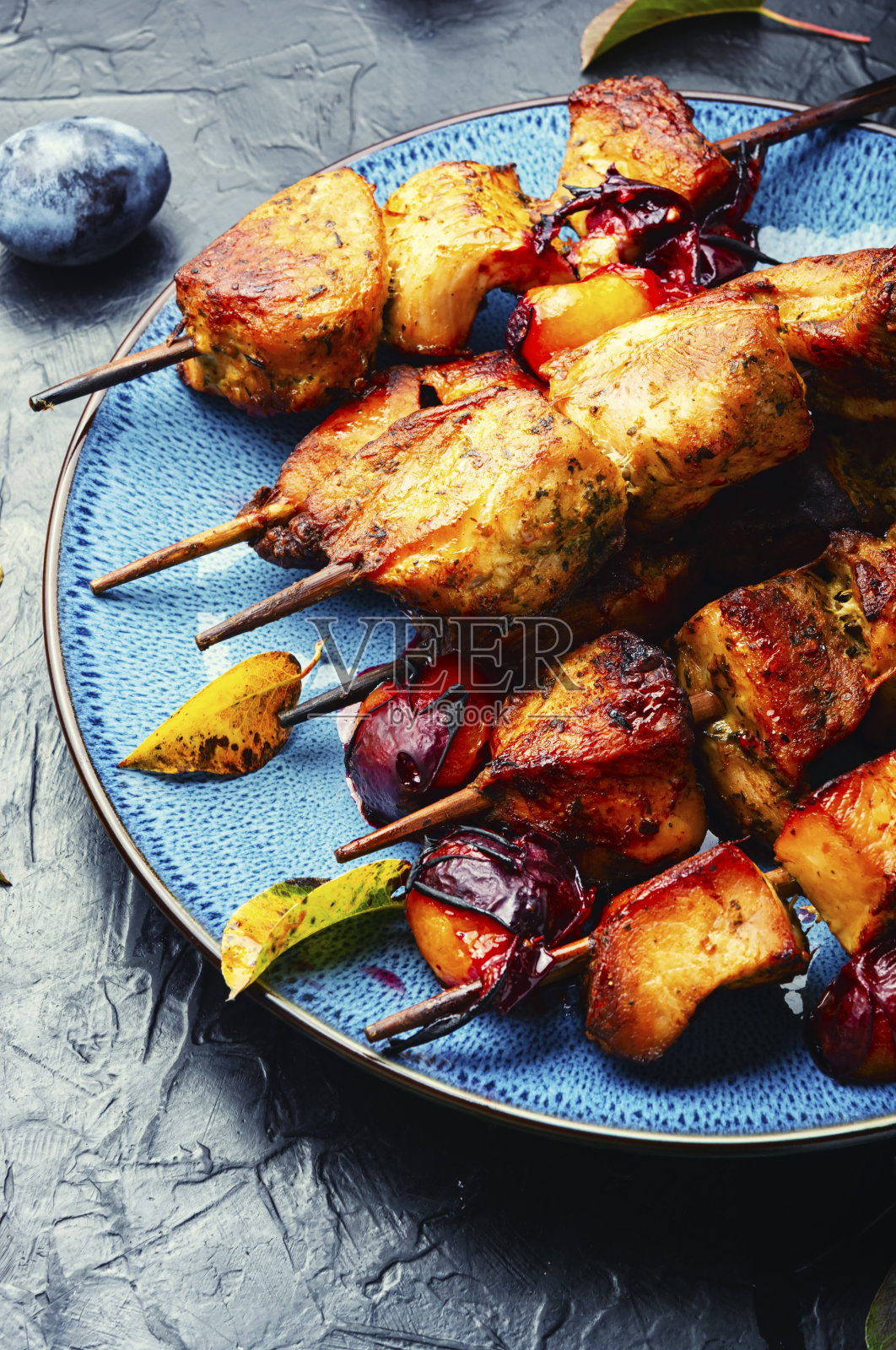 用梅子腌制的烤肉串照片摄影图片