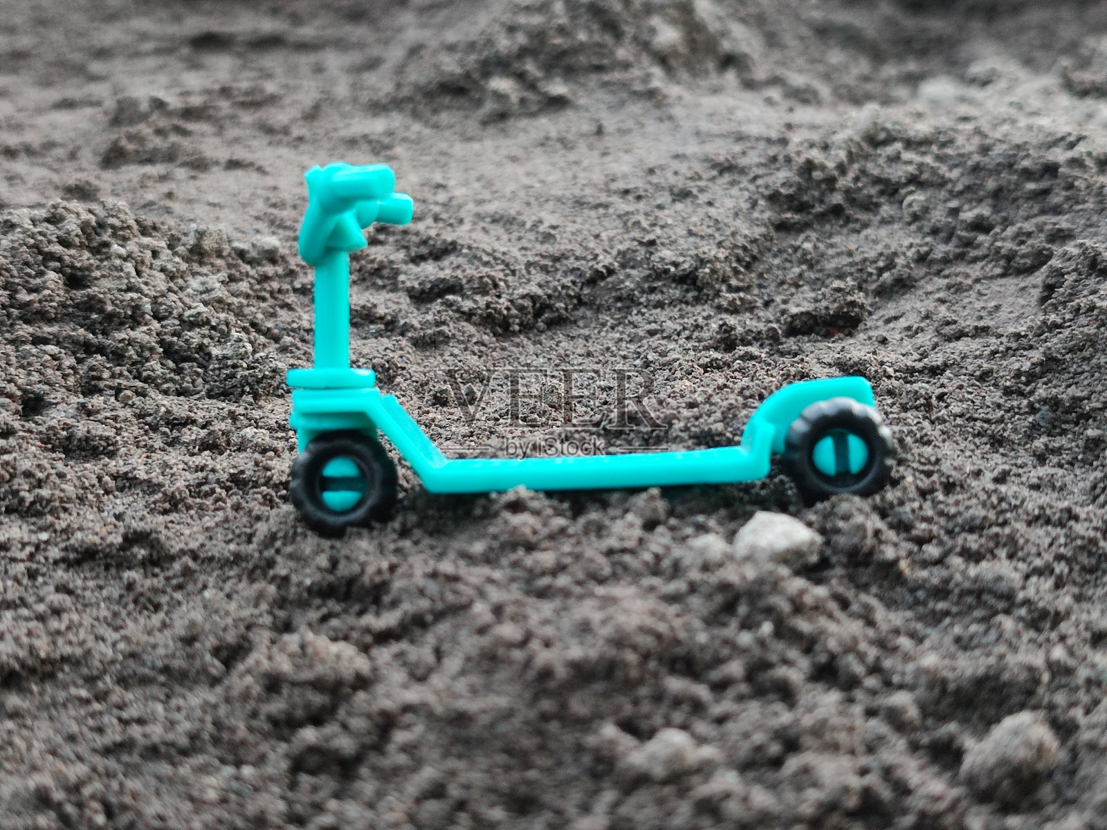 沙滩上的滑板玩具照片摄影图片