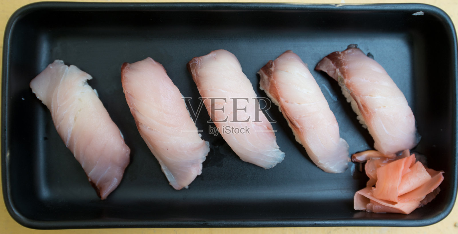 封闭的日本寿司Maki在黑色的盘子展示食物的背景照片摄影图片