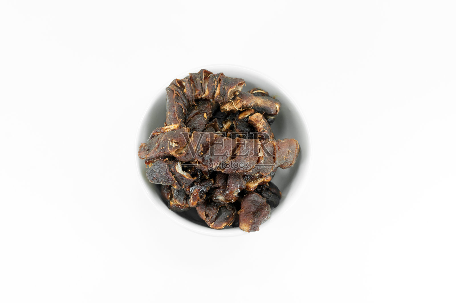 白色背景下，去籽后的甜成熟罗望子热带水果照片摄影图片