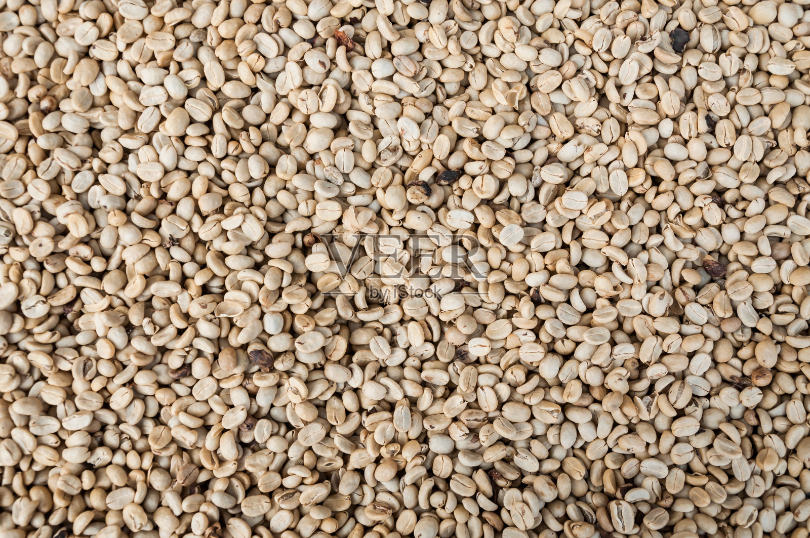 生咖啡豆和烘焙咖啡豆，未烘焙的青咖啡豆，作为背景照片摄影图片