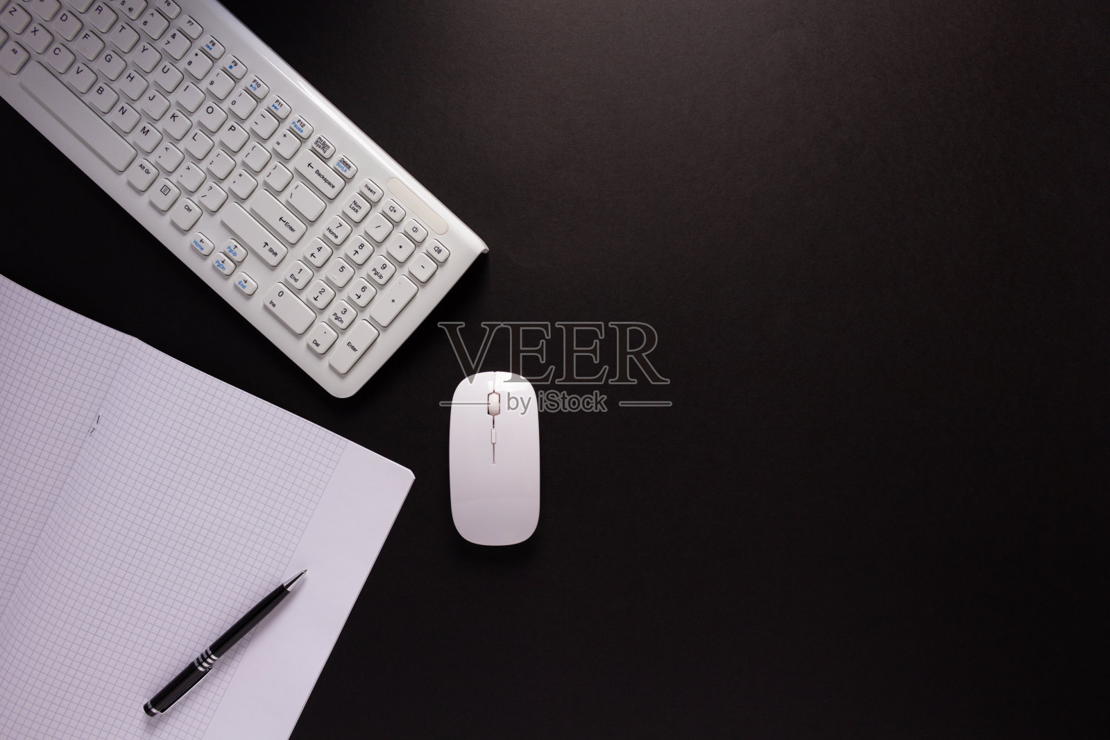 黑色背景上的电脑键盘和笔记本，创意概念照片摄影图片