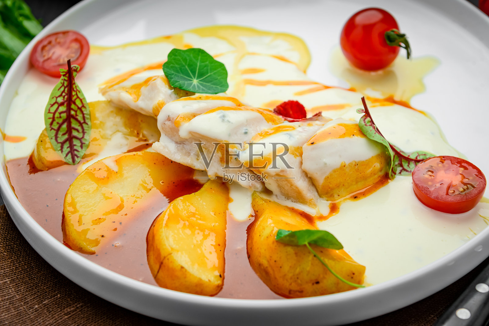 奶油酱鸡柳配焦糖梨照片摄影图片