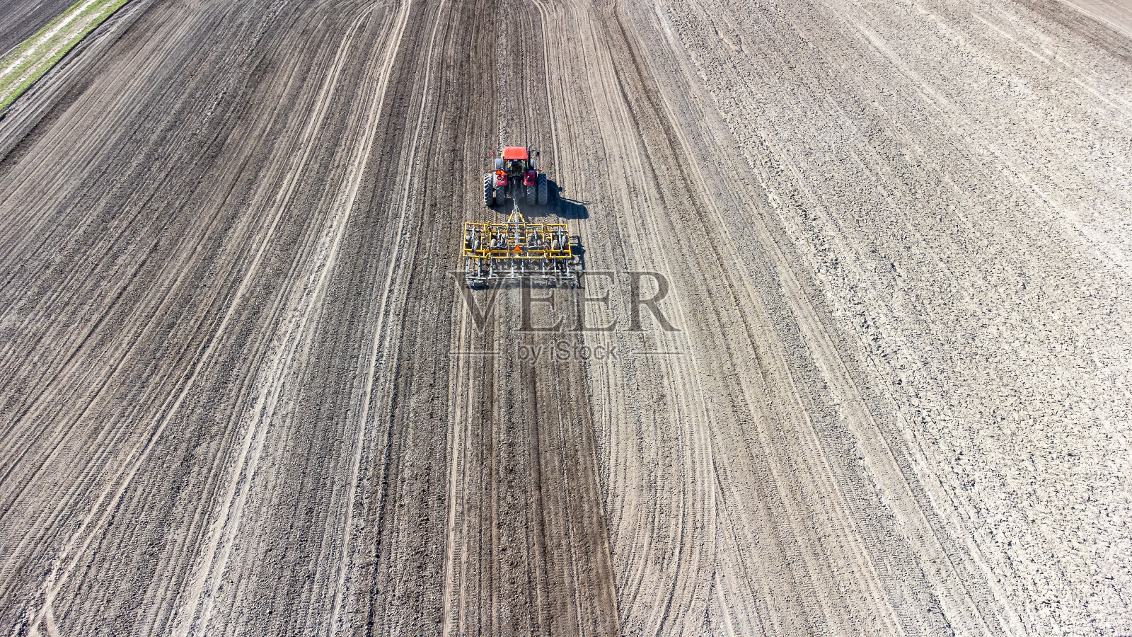 这个领域做准备。拖拉机的无人机视图。照片摄影图片