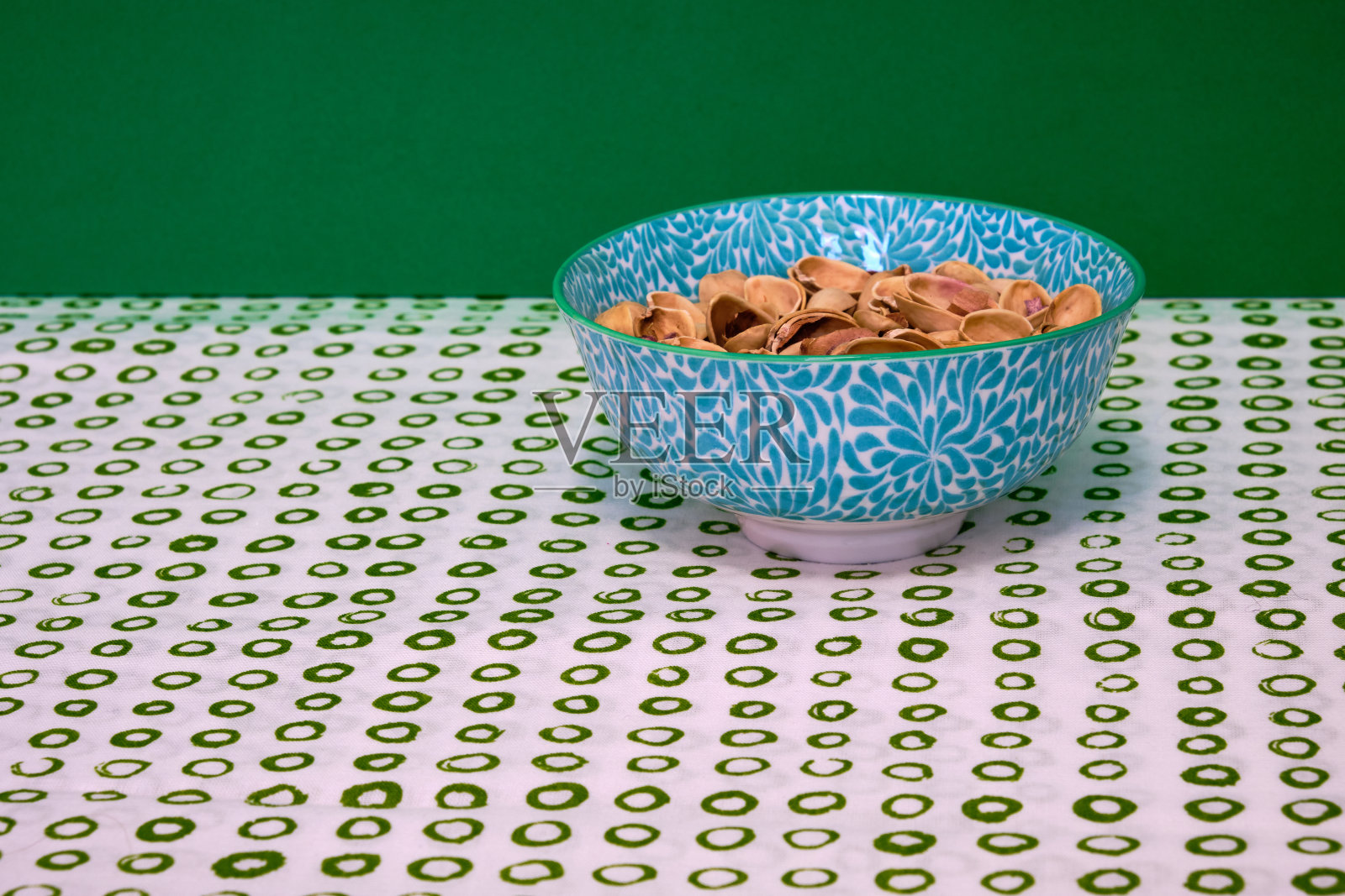 有机开心果壳放在花碗里照片摄影图片