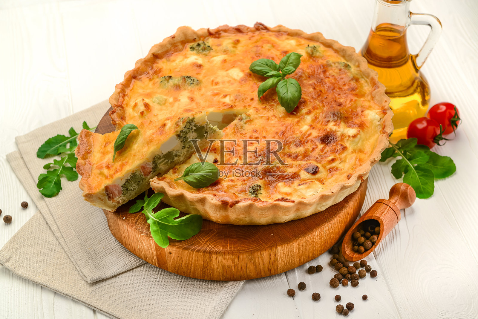 乳蛋饼配三文鱼、菠菜和奶酪照片摄影图片