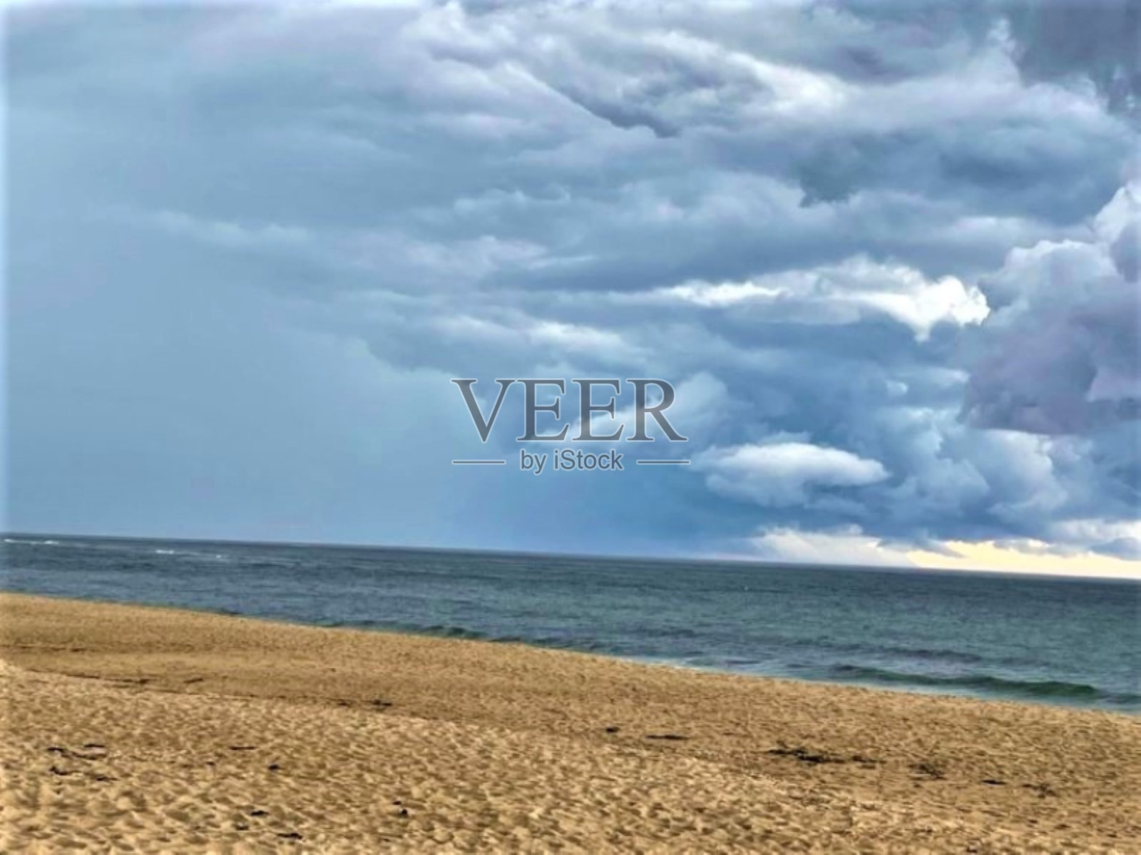 多云,雷暴海滩照片摄影图片