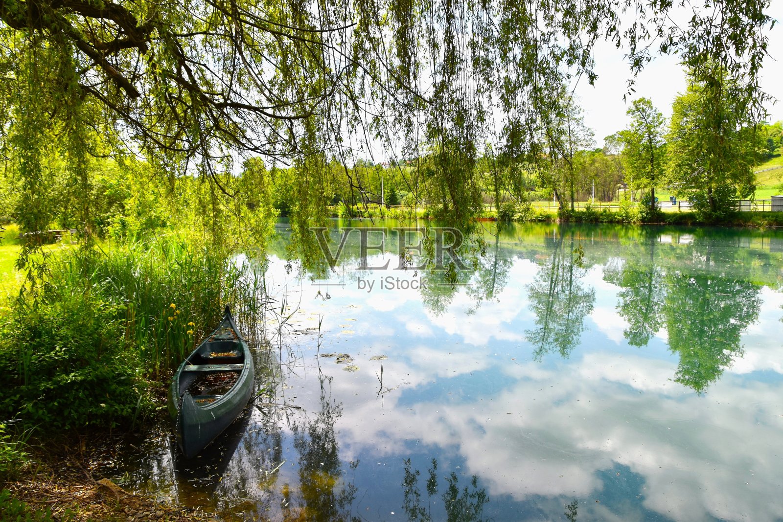 以自然为背景的河船特写镜头。照片摄影图片