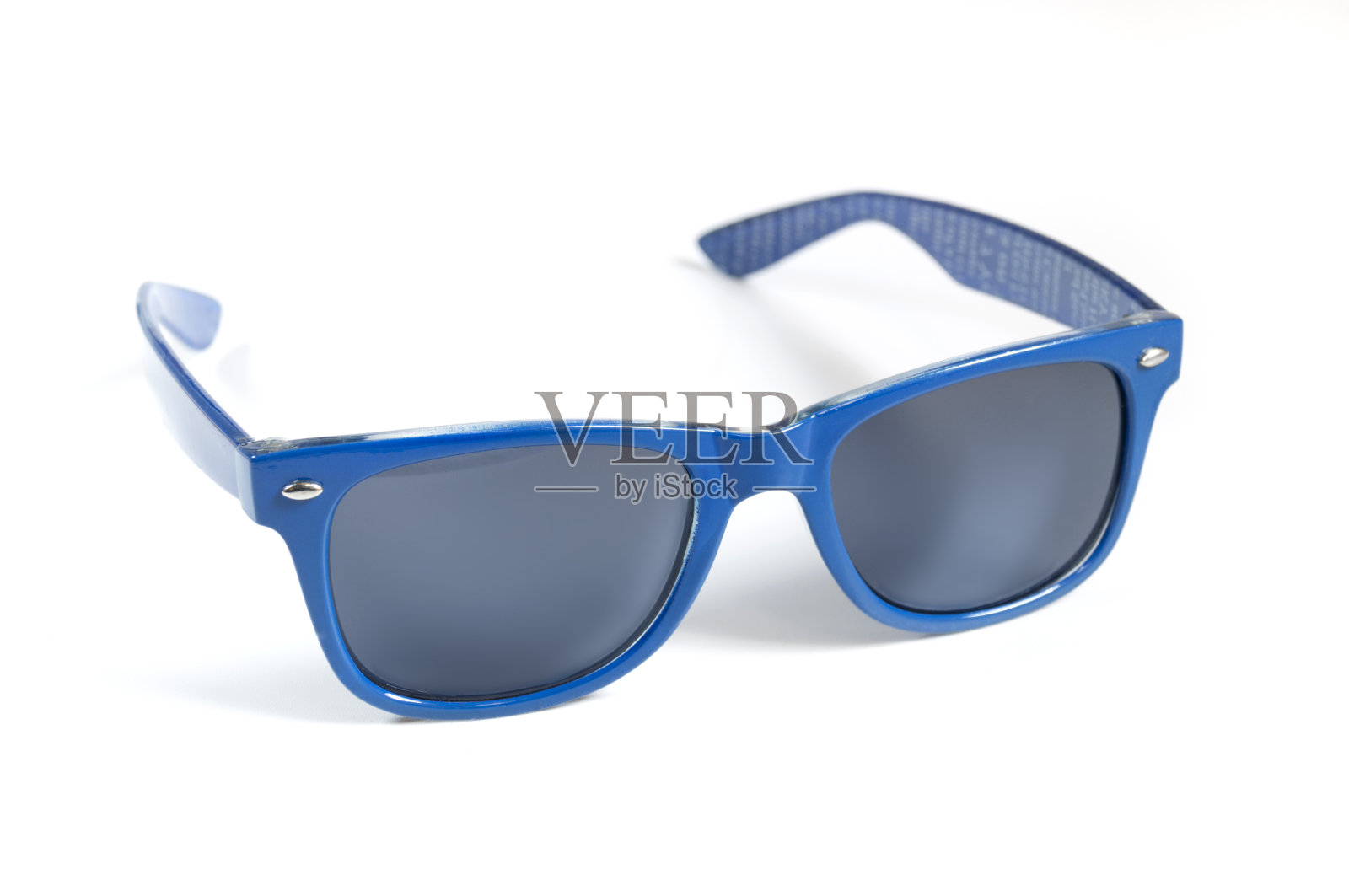蓝色太阳镜，白色背景烟熏镜片照片摄影图片