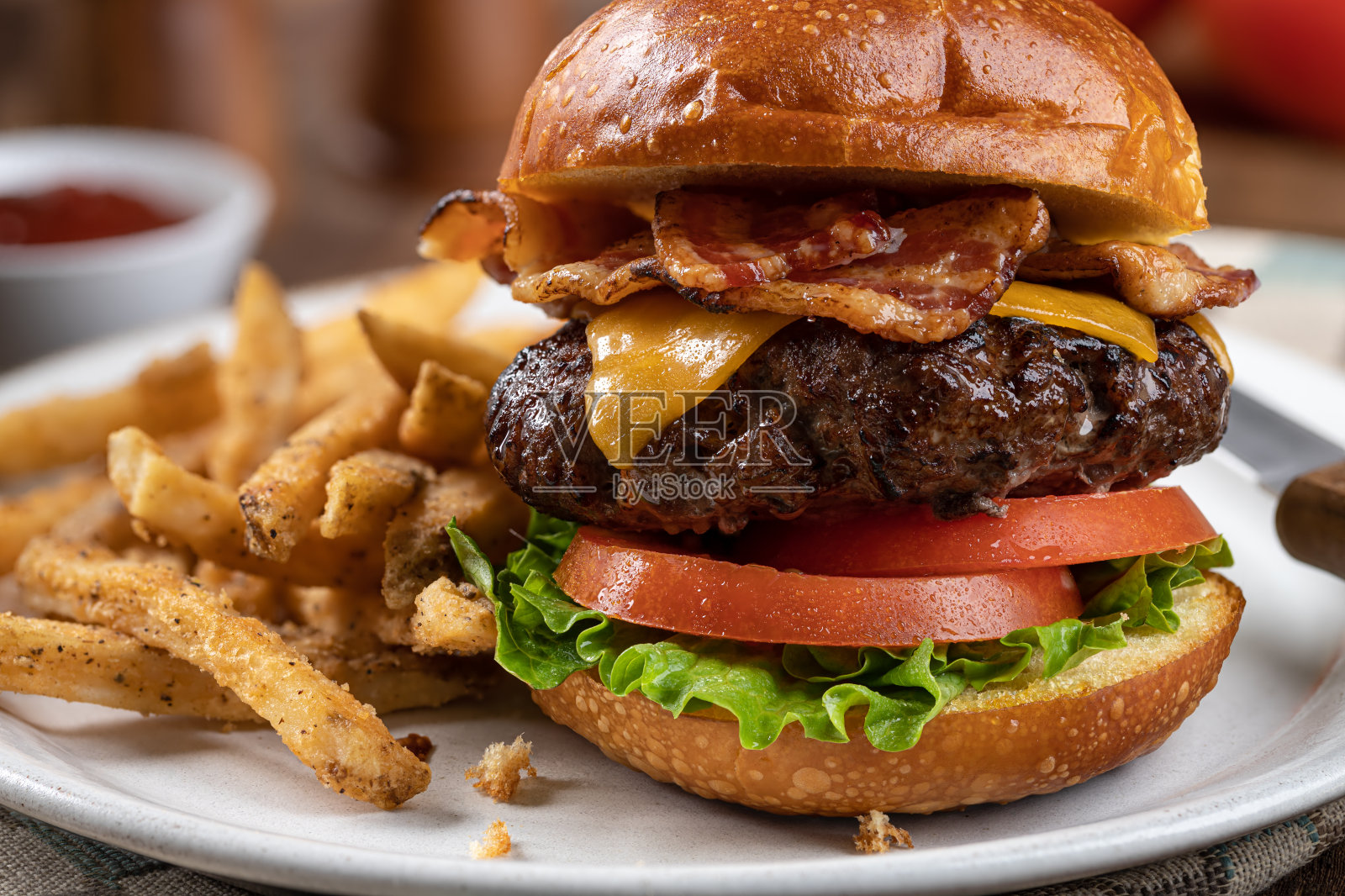 烤面包上的培根芝士汉堡照片摄影图片