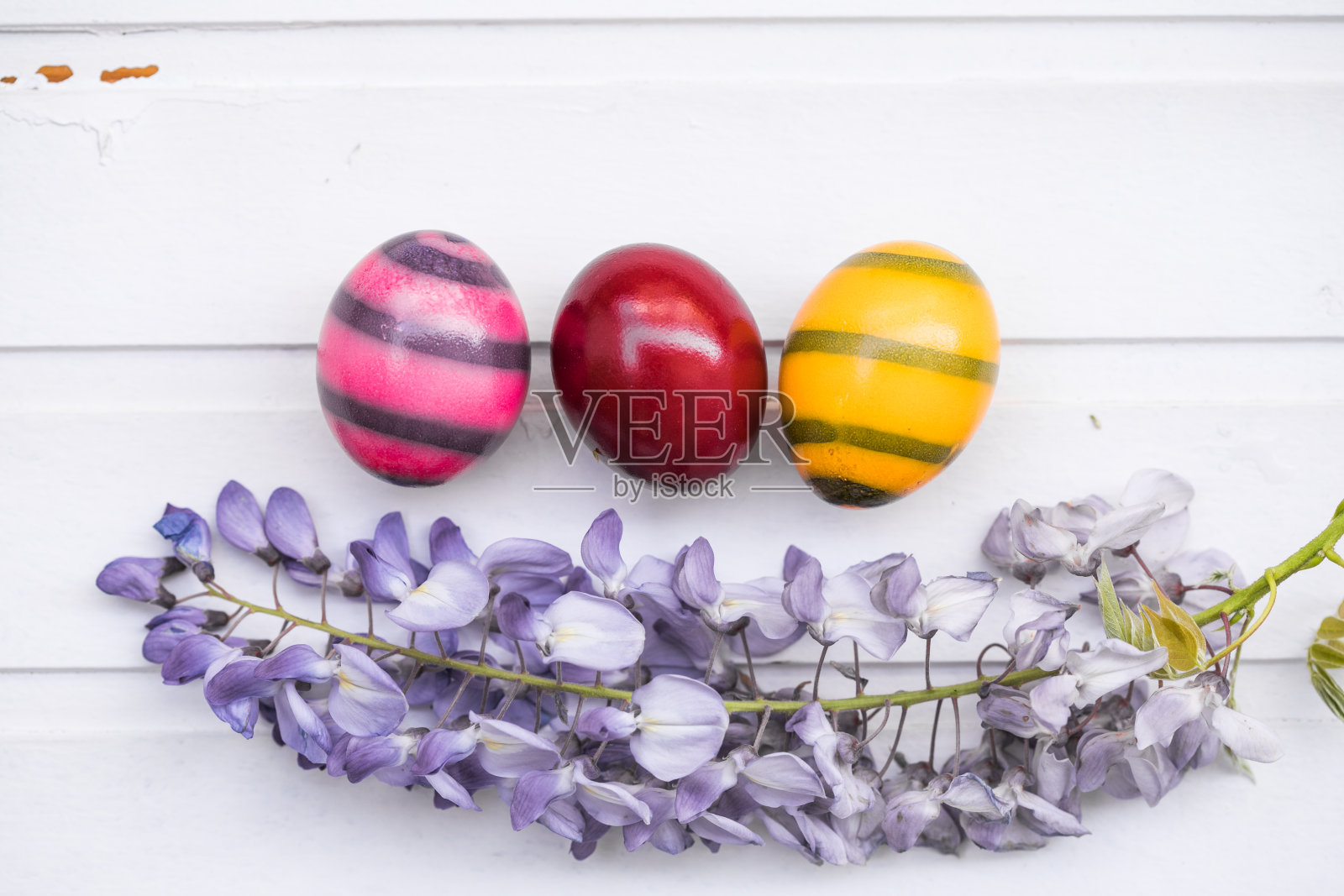 时尚背景下的彩色鸡蛋。几何学。最小的概念。前视图。一张复活节卡片，上面有文字所在的地方。照片摄影图片