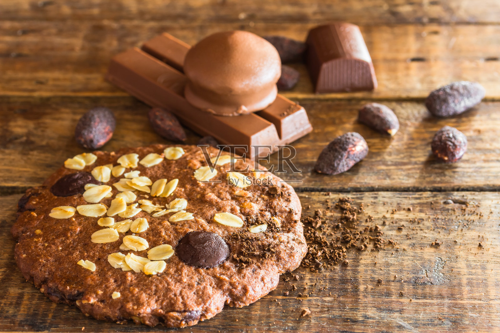 巧克力杏仁饼干和纸杯蛋糕照片摄影图片