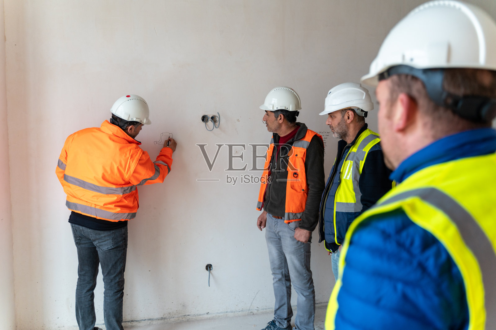 工程师按项目检查工程并召开会议照片摄影图片