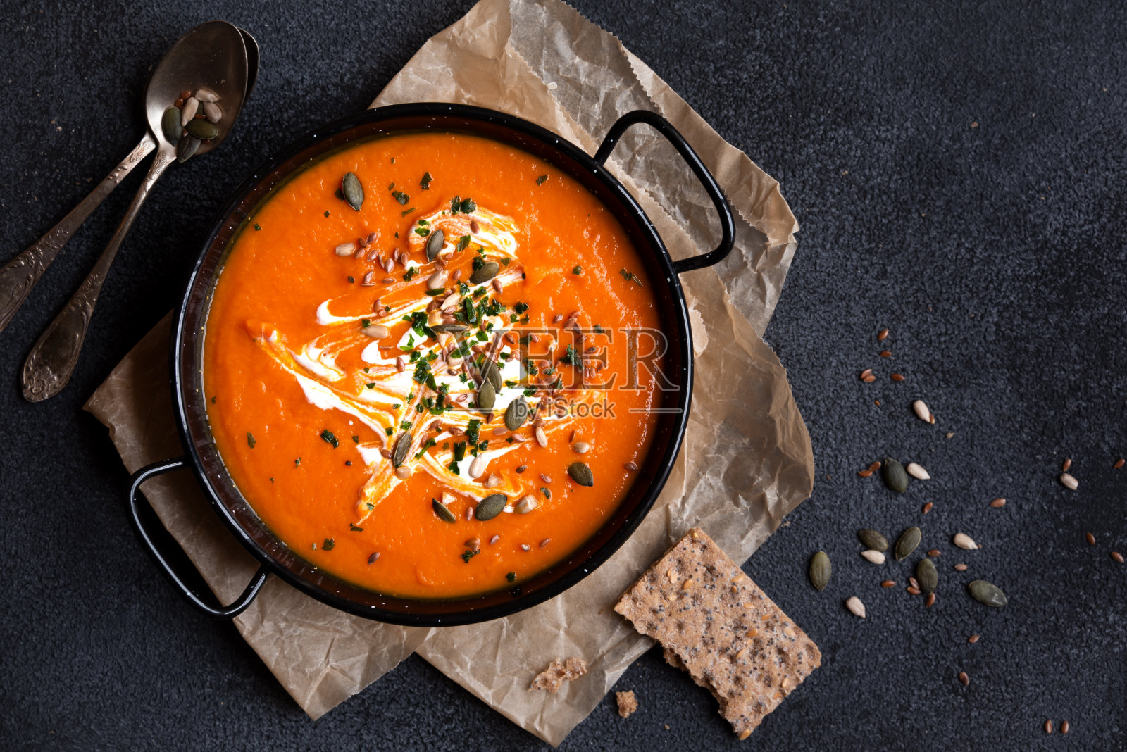 南瓜汤配奶油和欧芹照片摄影图片