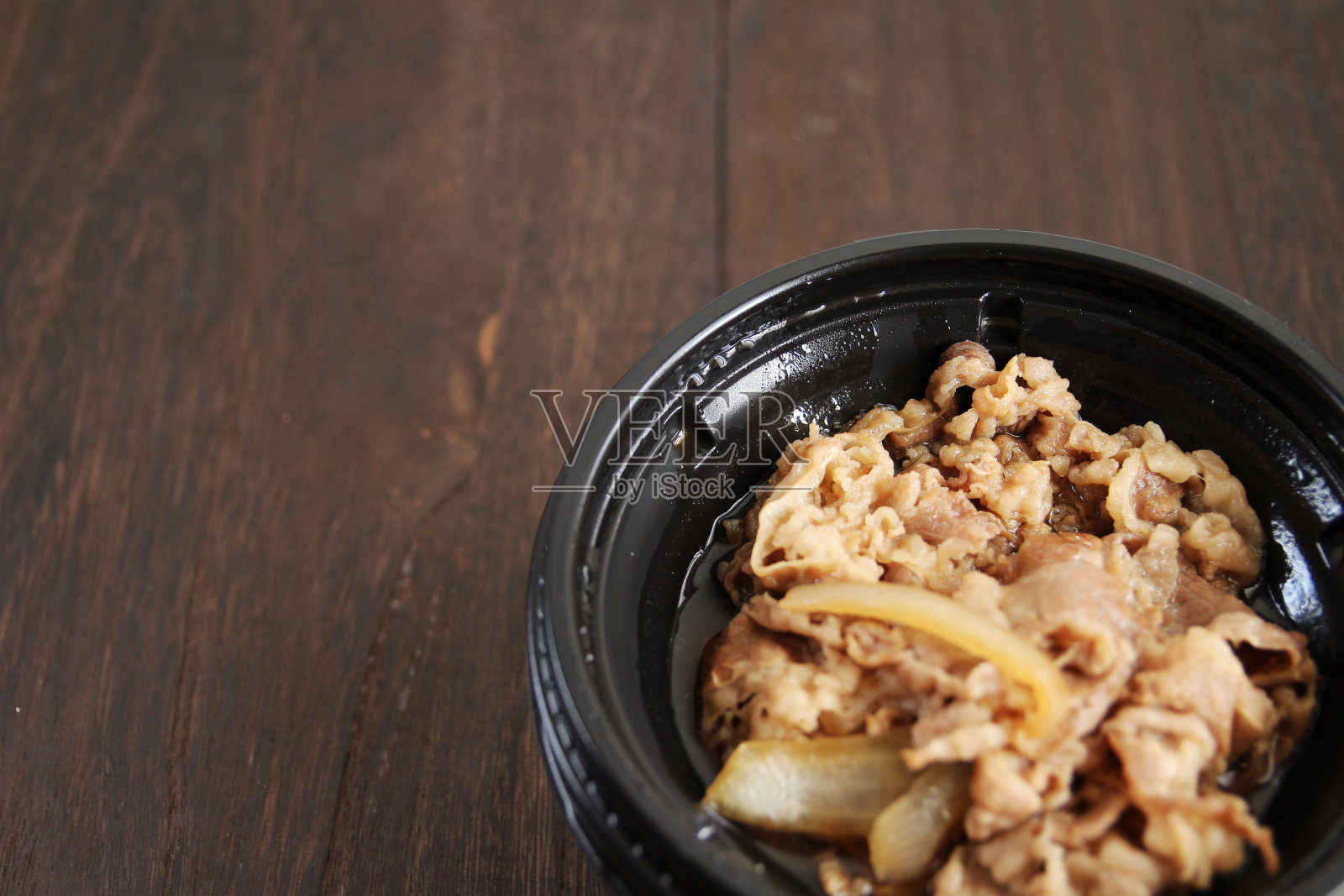 白圆碗牛肉碗放在木桌上照片摄影图片