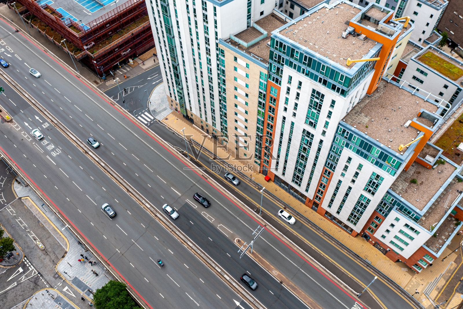 鸟瞰一个充满活力的城市里五颜六色的公寓楼照片摄影图片