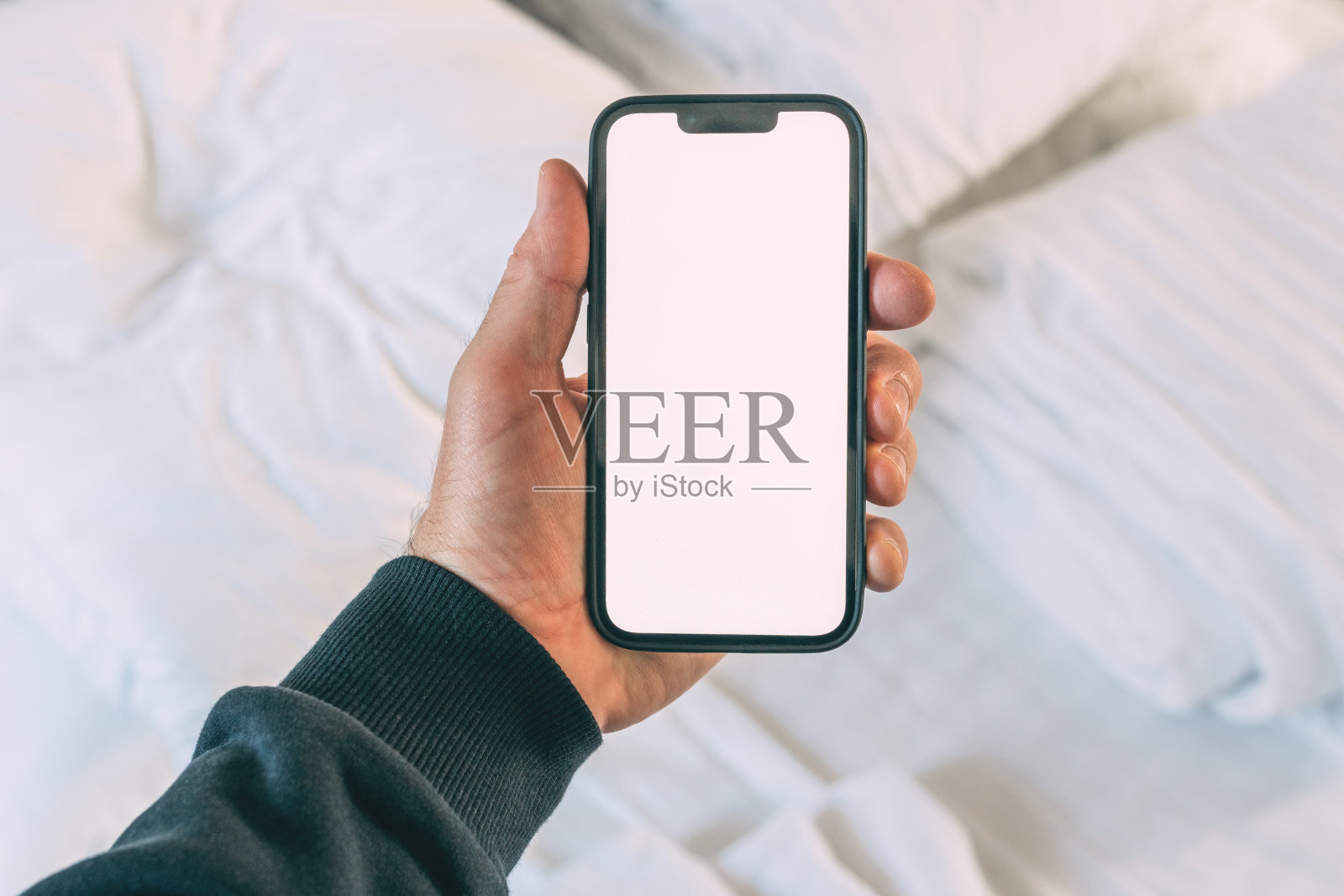 游客在酒店卧室拿着带有空白屏幕的智能手机，用于预订和预订应用程序照片摄影图片