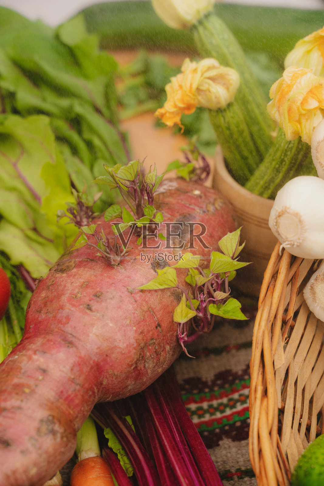 餐桌上的新鲜蔬菜。照片摄影图片