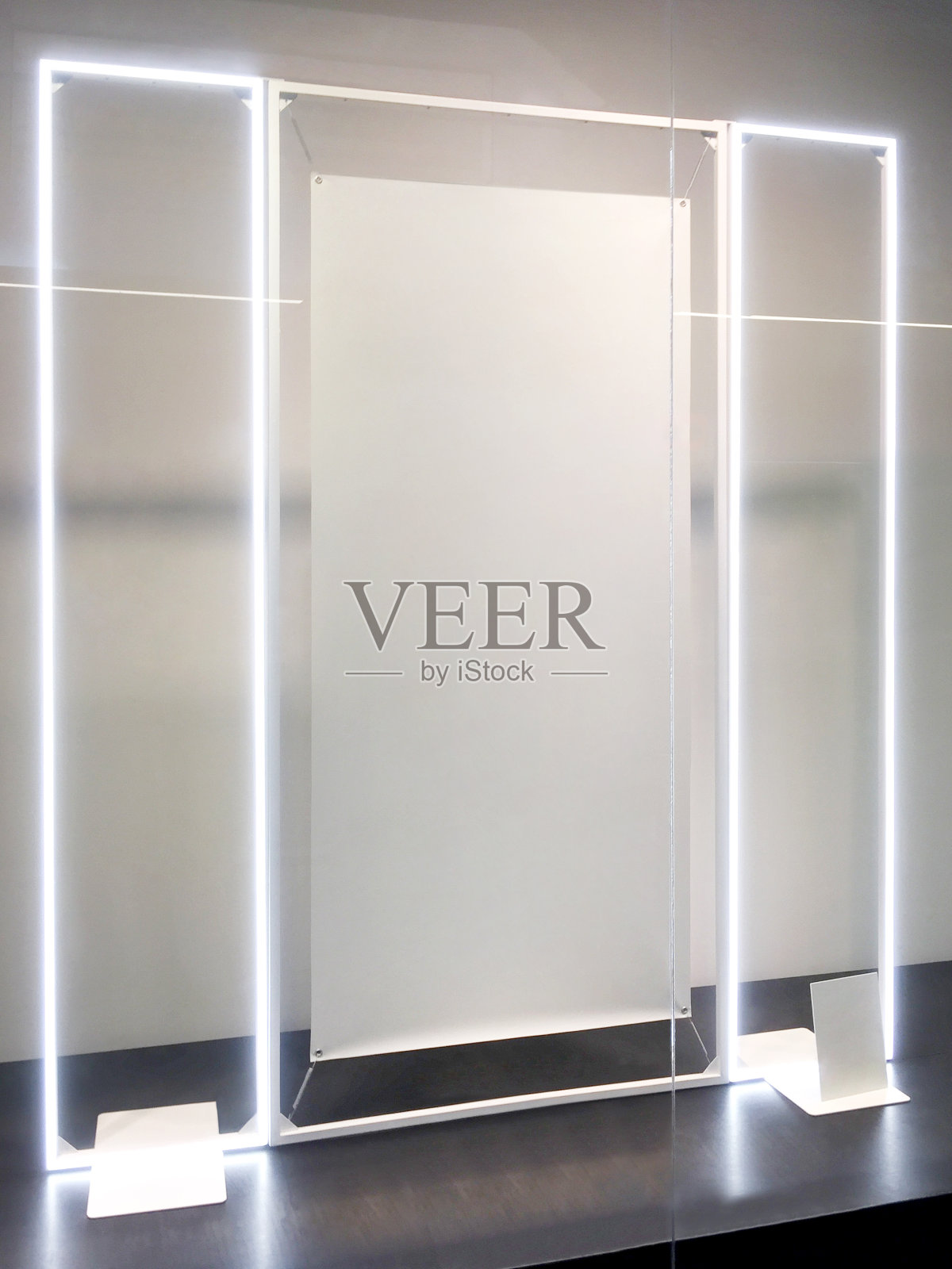 店内橱窗内的Led灯面板装饰照片摄影图片