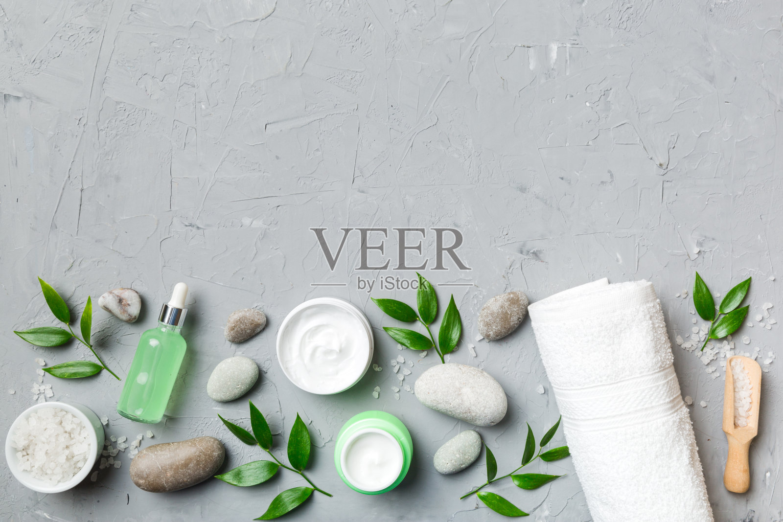 在彩色背景上的椰子油和化妆品。前视图。为你的文本腾出空间。天然椰子水疗化妆品和有机椰子水疗护理概念组成照片摄影图片