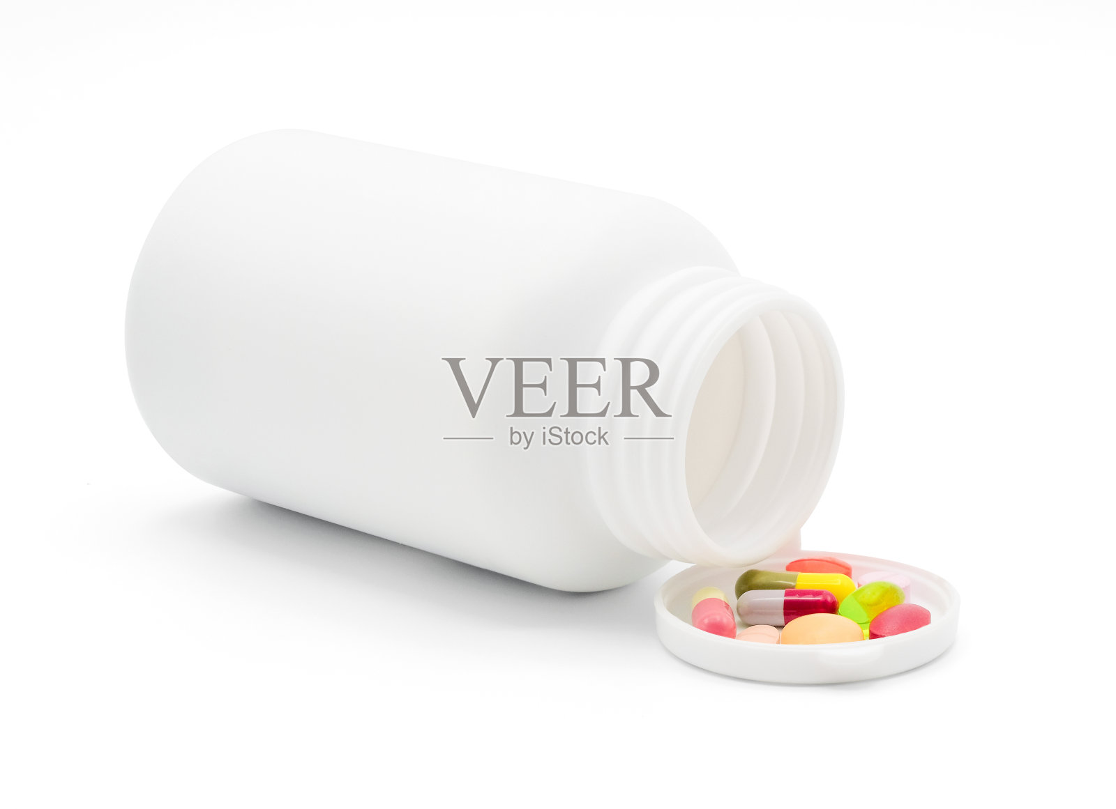 打开白色塑料药瓶，瓶盖与各种药物隔离在白色背景上，具有裁剪路径，医学和药物概念，正面视图照片照片摄影图片