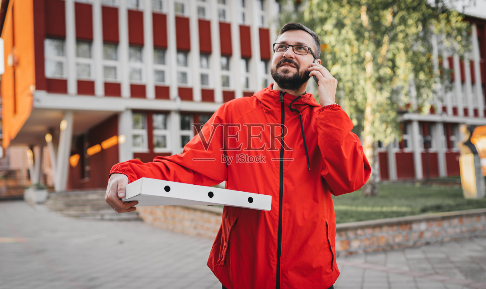 送餐员用电话照片摄影图片