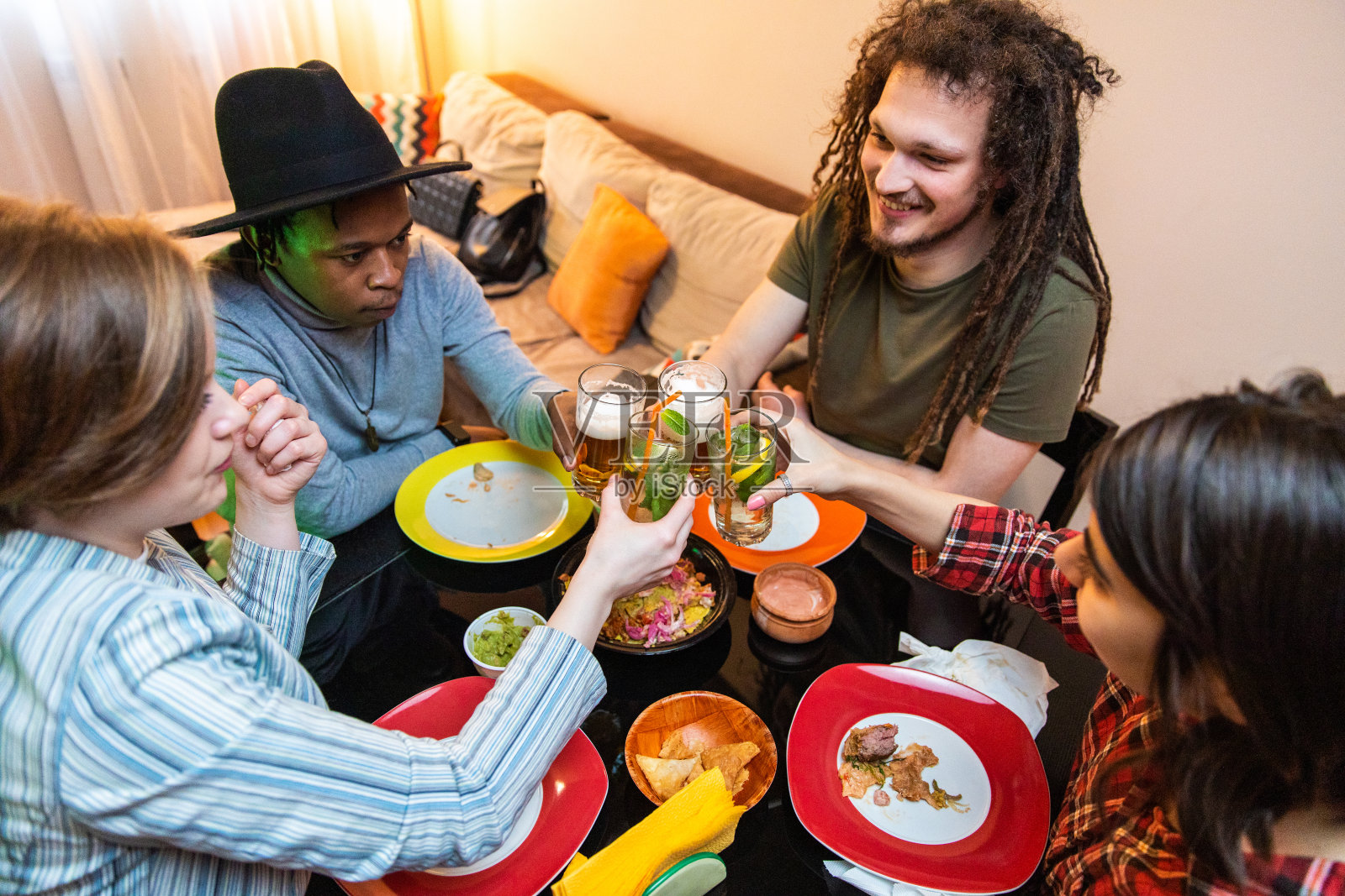 一群年轻人喜欢吃玉米片、汉堡和喝鸡尾酒照片摄影图片