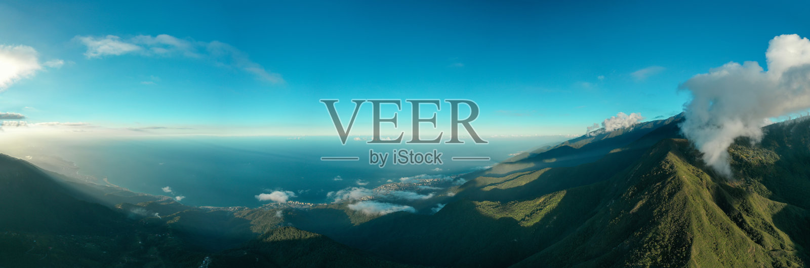 从委内瑞拉阿维拉山顶眺望加勒比海照片摄影图片