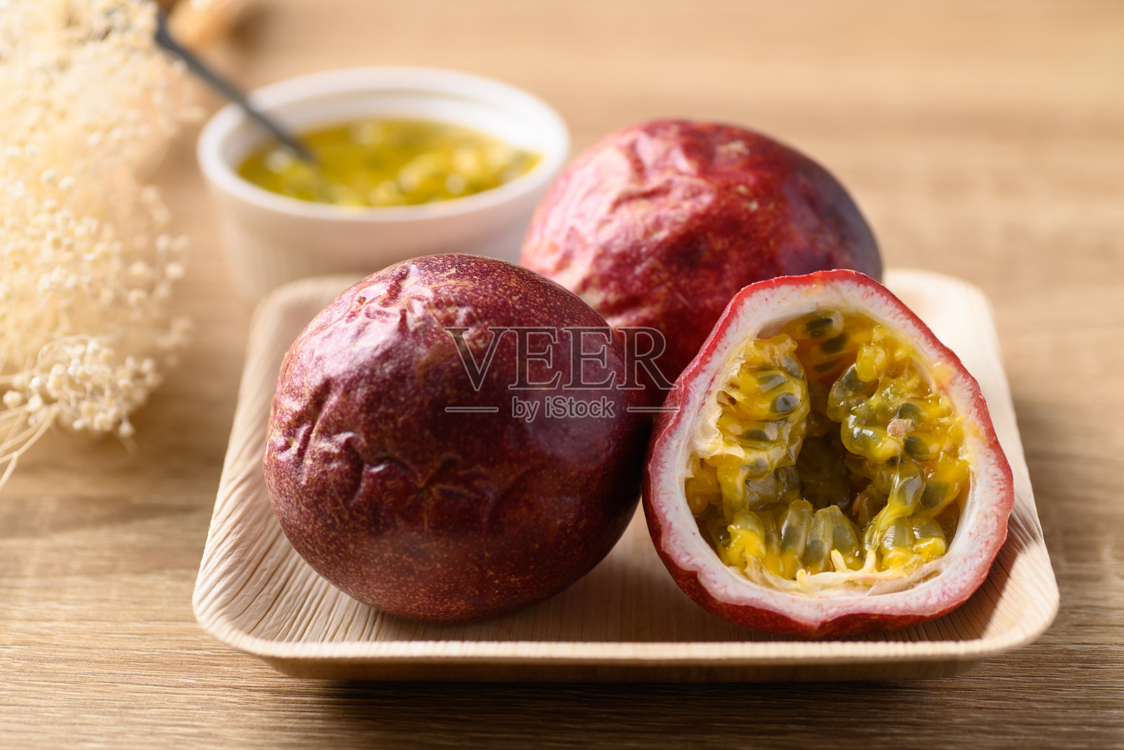 天然盘子上的百香果，热带水果照片摄影图片