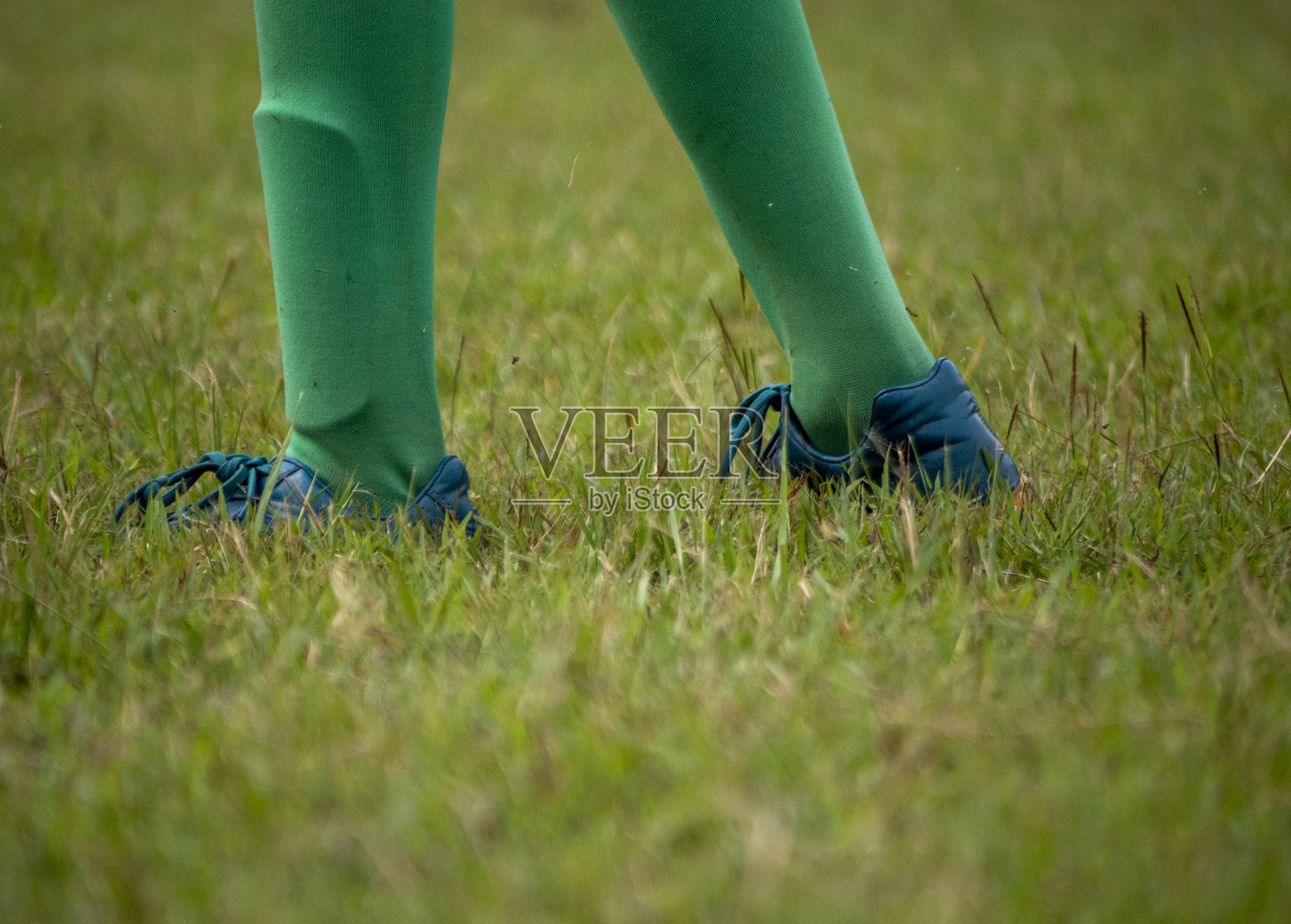 穿着足球鞋的足球运动员照片摄影图片