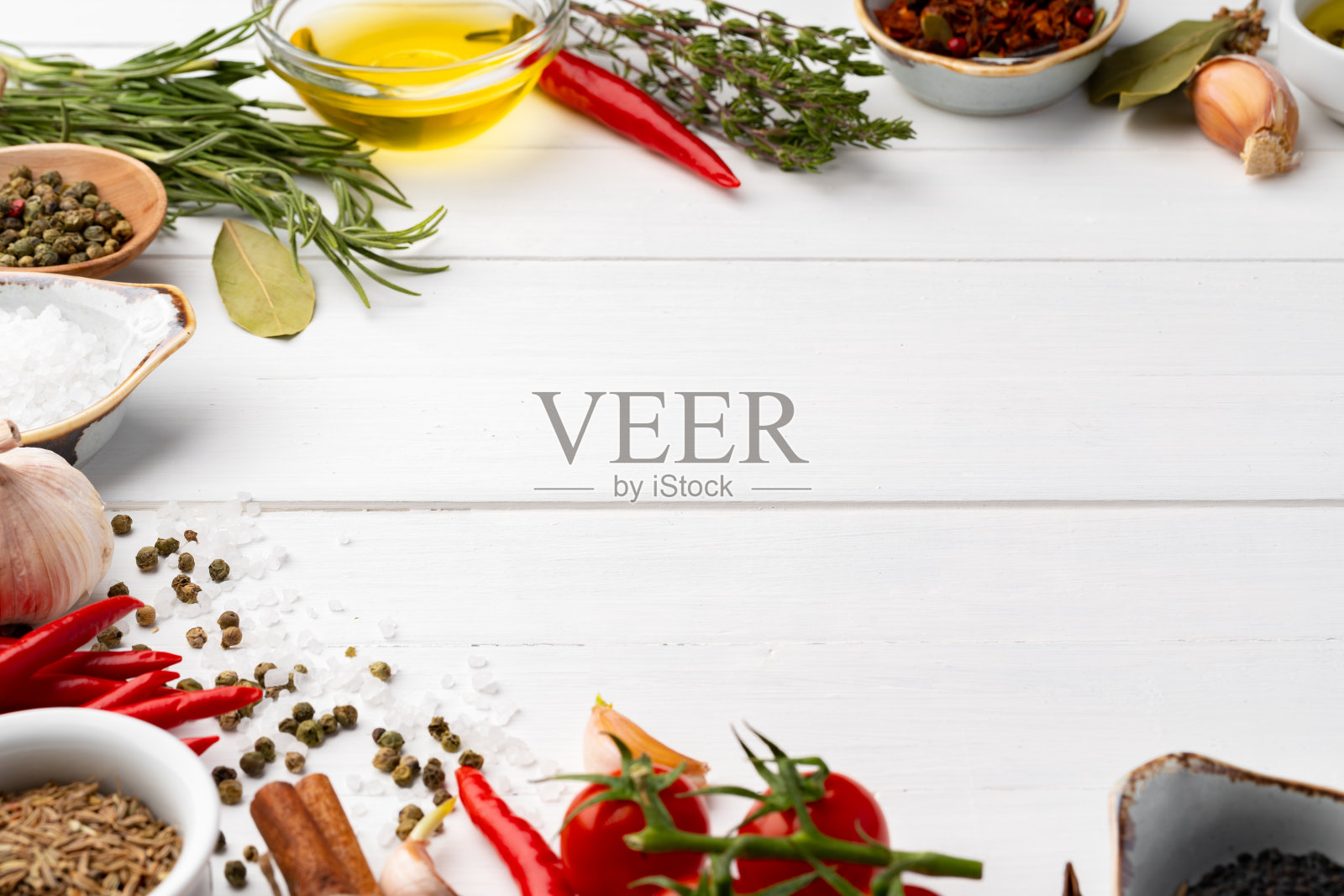 厨房桌上的橄榄油和香料，特写照片摄影图片