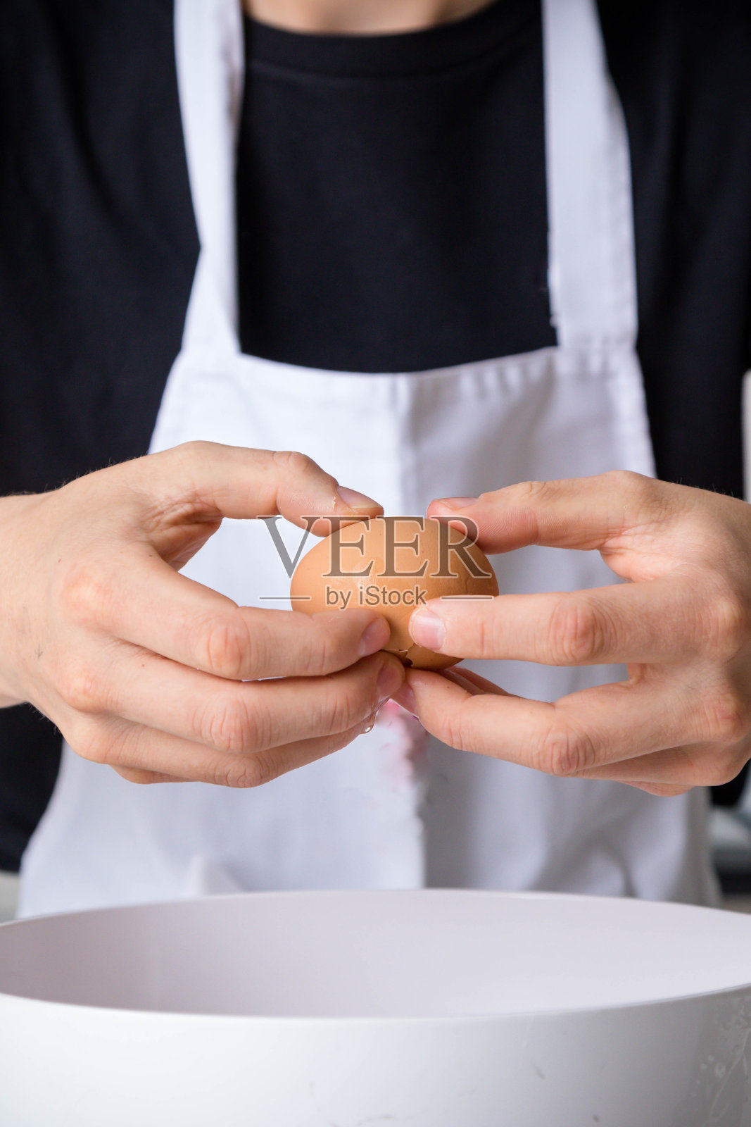 一个十几岁的男孩在厨房做饭照片摄影图片