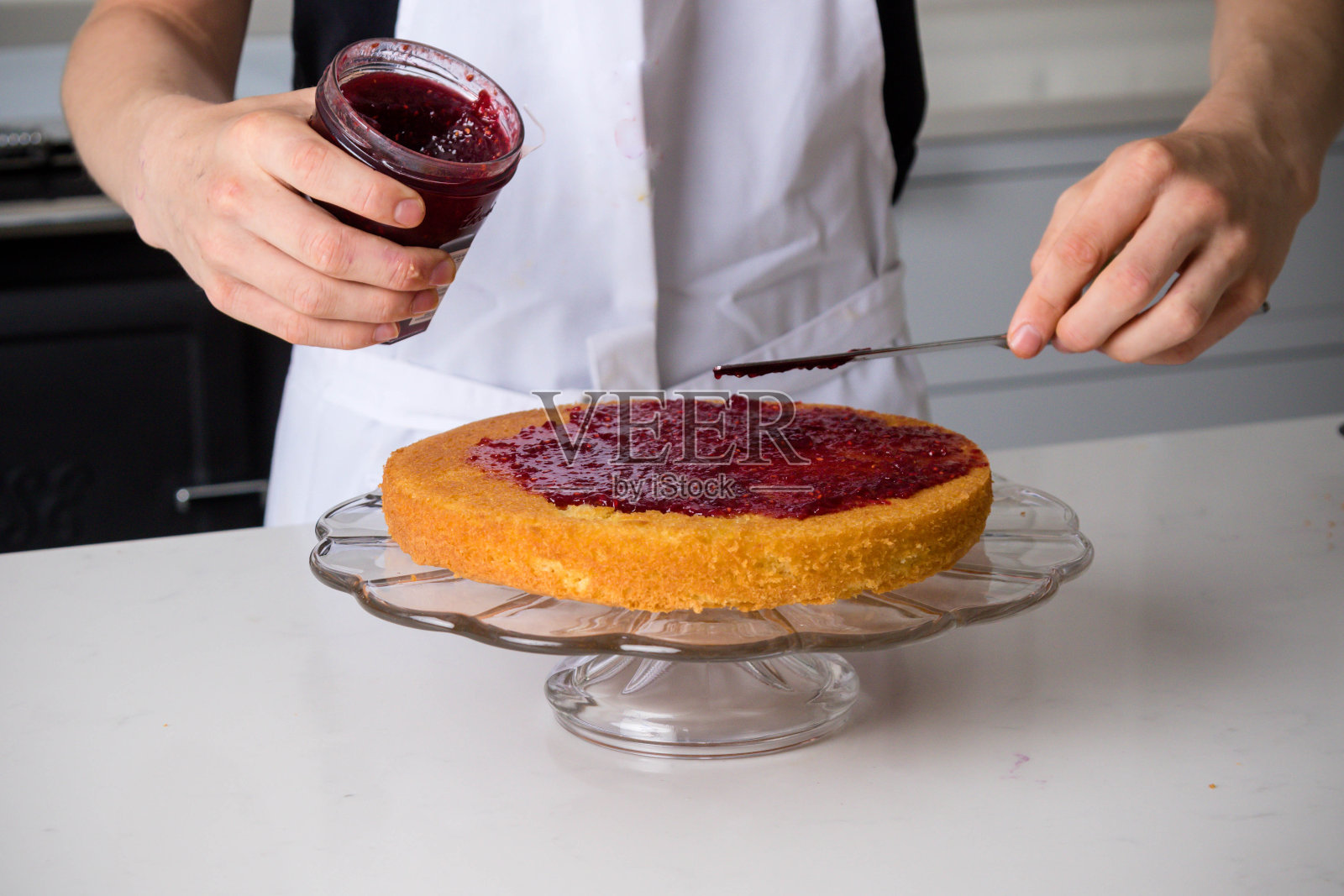 一个十几岁的男孩在厨房做饭照片摄影图片