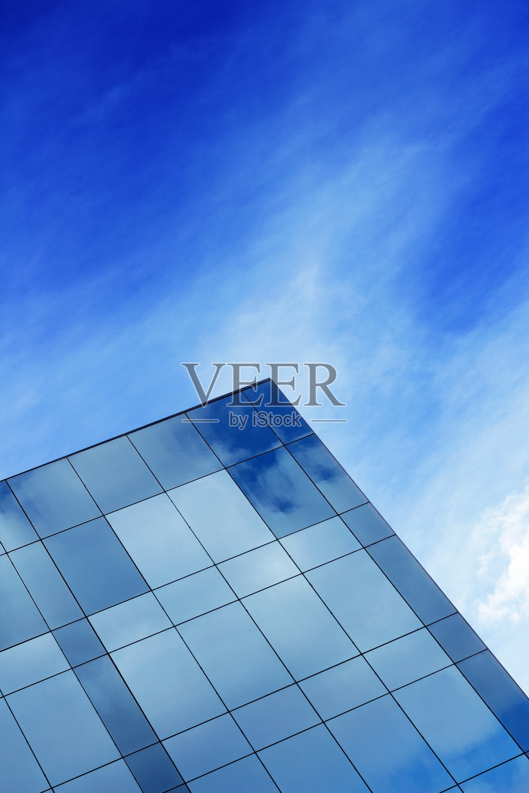 建筑组成尖玻璃立面与蓝色天花板和云彩照片摄影图片